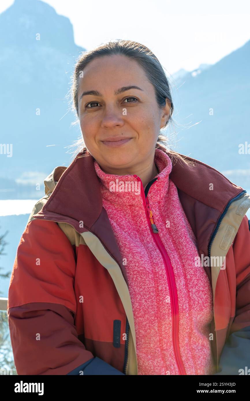 Ein glücklicher Reisender in den Bergen während eines Urlaubs im Freien Stockfoto