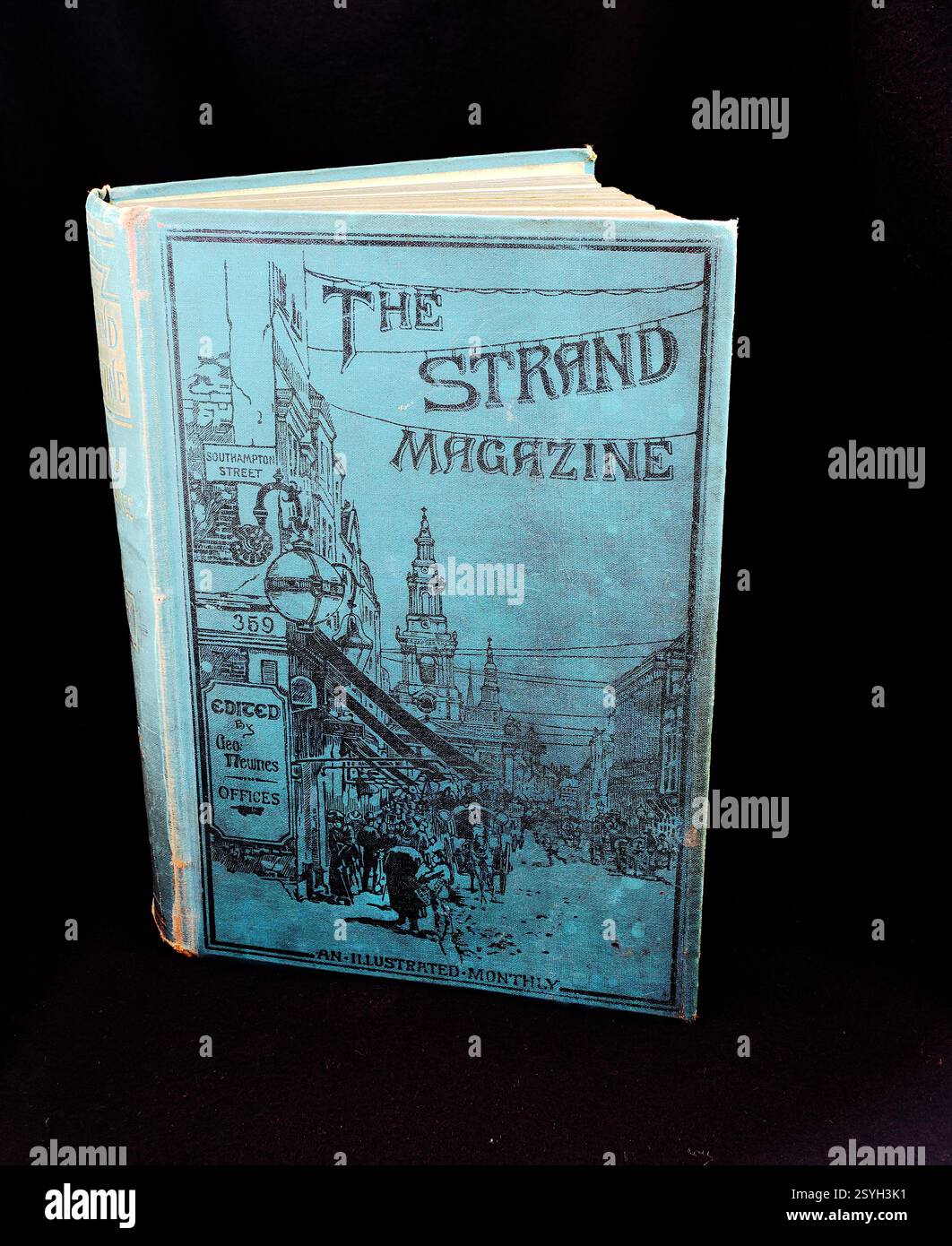 Old Books: Gebundener Band des Strand Magazine c1900, blaues Tuch auf der Vorderseite mit schwarzen Titeln und Illustration. Viktorianische Zeitschriften waren oft so gebunden. Stockfoto
