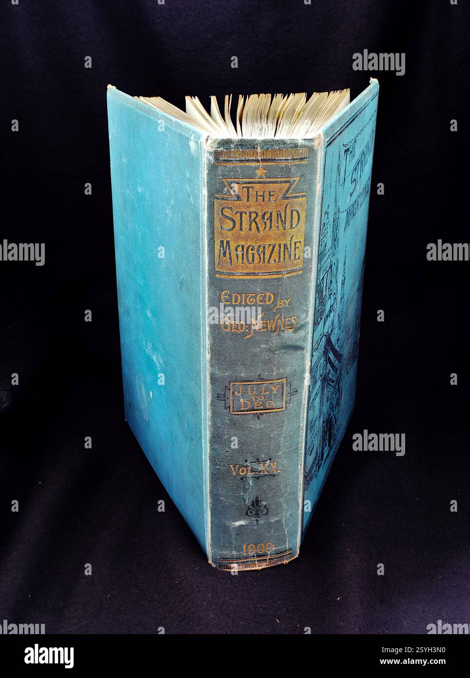 Old Books: Gebundener Band des Strand Magazine um 1900, die Cover blaues Tuch mit vergoldeten Titeln auf dem Rücken. Viktorianische Zeitschriften wurden oft so gebunden. Stockfoto