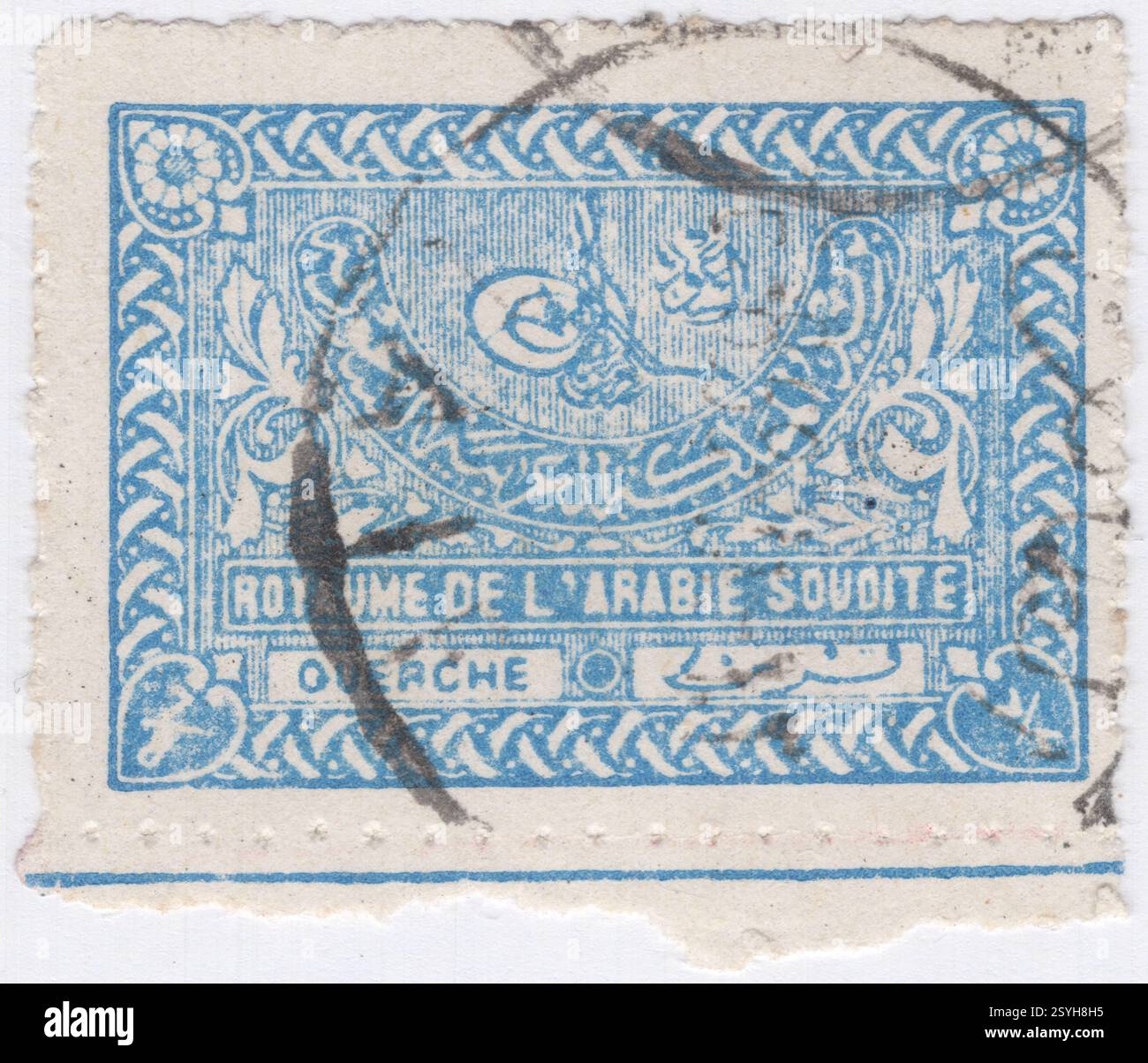 SAUDI-ARABIEN - 14. Januar 1956: 7/8 Guerche hellblaue Briefmarke mit der Darstellung von Tughra von König Abdulaziz Ibn Saud (1876–1953), Gründer Saudi-Arabiens. Abdulaziz bin Abdul Rahman Al Saud, in der westlichen Welt mononym als Ibn Saud bekannt, war der Gründer und erste König Saudi-Arabiens und regierte vom 23. September 1932 bis zu seinem Tod 1953. Seit 1902 regierte er Teile des Königreichs, zuvor war er Emir, Sultan, König von Nejd und König von Hedschas Stockfoto