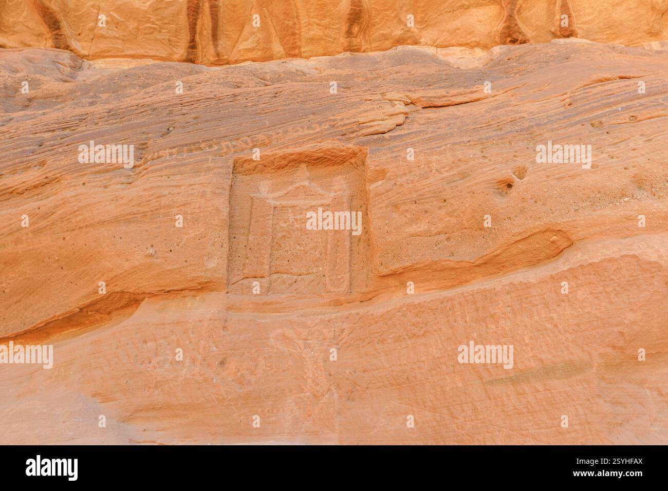 Hegra, Al-Ula, Saudi-Arabien, 5. Januar 2025: Detail von Jabal Ithlib, geschnitzte Fassaden von alten nabatäischen Gräbern in Hegra in Al-Ula, Provinz Madinah. Diwan Stockfoto