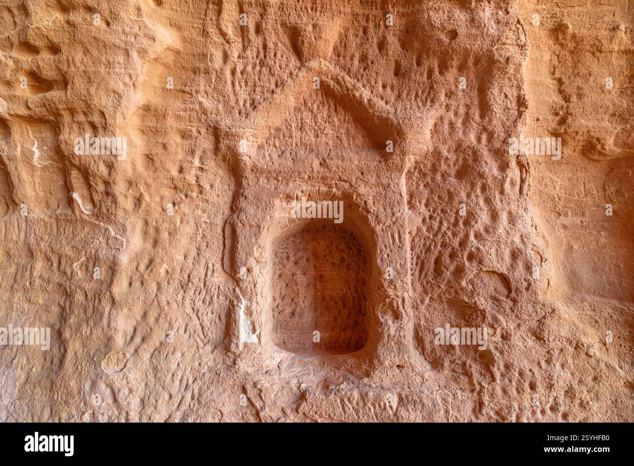 Hegra, Al-Ula, Saudi-Arabien, 5. Januar 2025: Detail von Jabal Ithlib, geschnitzte Fassaden von alten nabatäischen Gräbern in Hegra in Al-Ula, Provinz Madinah. Diwan Stockfoto