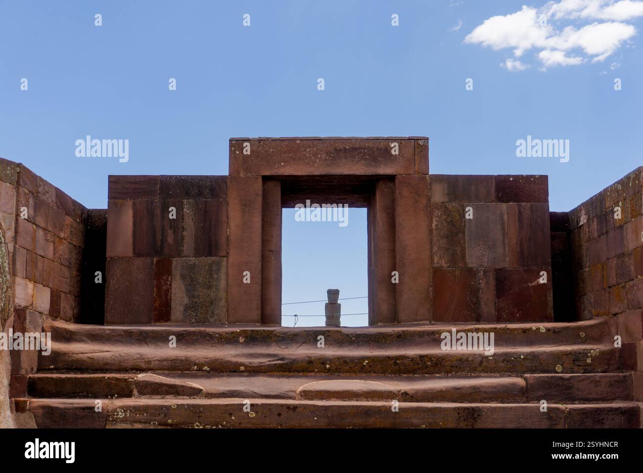 Antike Ausgrabungsstätte Puma Punku in Bolivien mit massiven gemeißelten Steinblöcken und geheimnisvoller präkolumbischer Technik Stockfoto