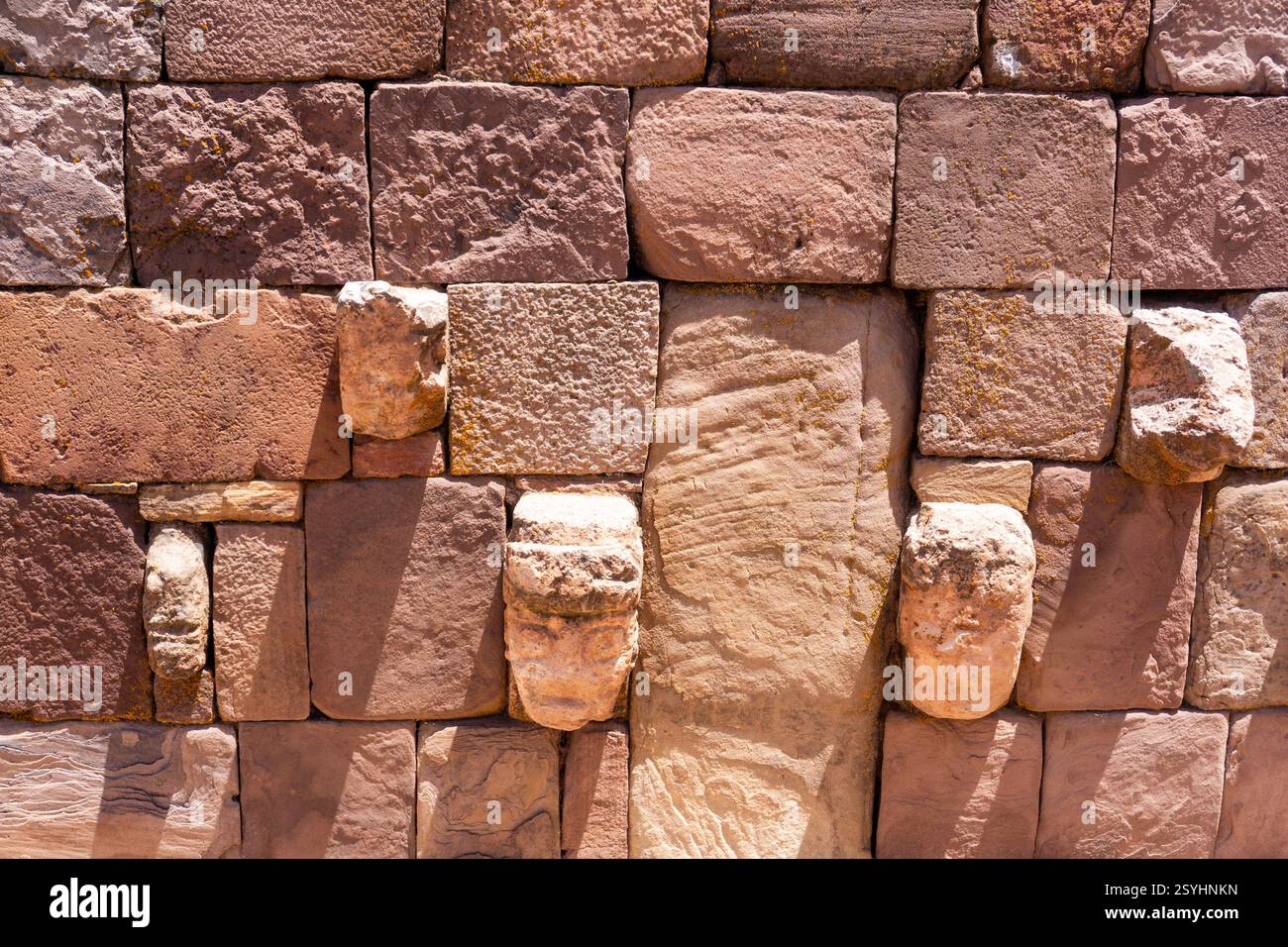 Geheimnisvolle Ruinen von Puma Punku in Bolivien, eine Megalithstätte vor den Inka mit perfekt geschnittenen Steinblöcken und Theorien fortgeschrittener Zivilisationen Stockfoto