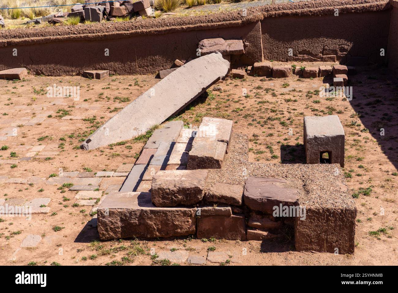 Hochauflösendes Bild der Ruinen von Puma Punku in Tiwanaku, einer antiken Andenstätte mit perfekt angepassten Steinblöcken und monolithischen Strukturen Stockfoto