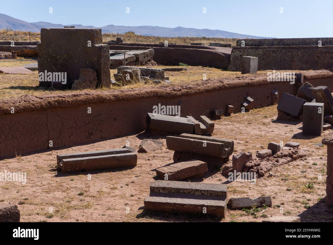 Erkunden Sie Puma Punku in Tiwanaku Bolivien, eine antike Megalithruine mit riesigen geschnitzten Steinen und Theorien verlorener Zivilisationen Stockfoto