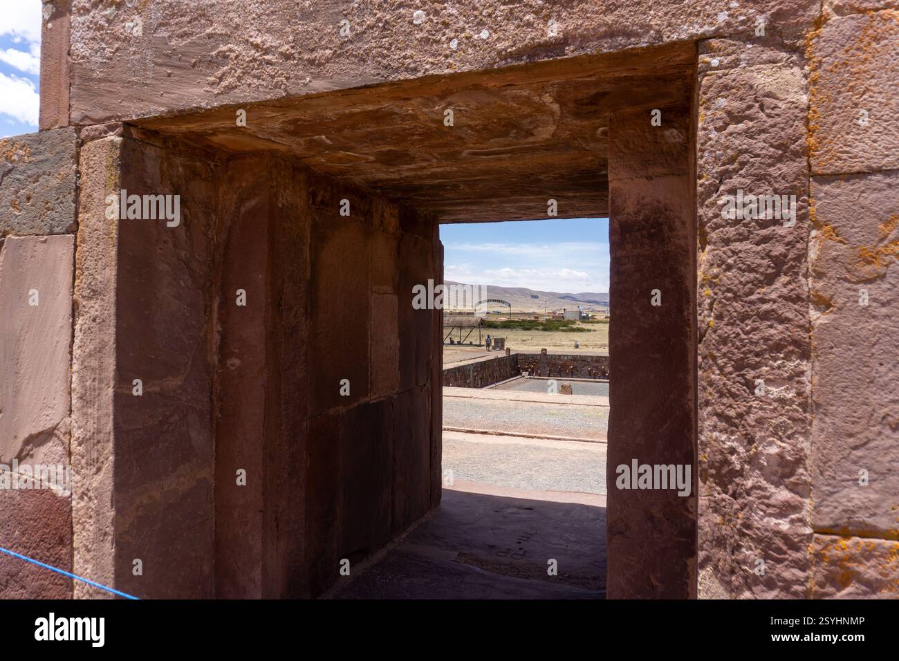 Steinruinen von Puma Punku in Tiwanaku Bolivien eine antike Andenstätte mit rätselhafter Technik und perfekt angepassten Steinblöcken Stockfoto