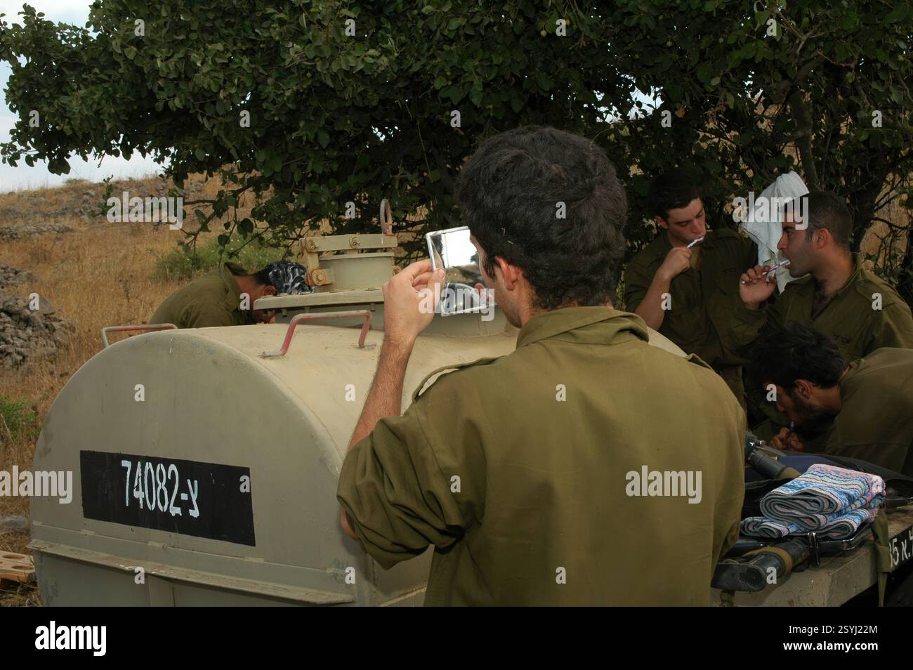 NORD-GALILÄA - ISRAEL, 15. JULI 2006. Israelische Soldaten waschen sich in der Nähe der Grenze zum Libanon während des israelisch-Hisbollah-Krieges Stockfoto
