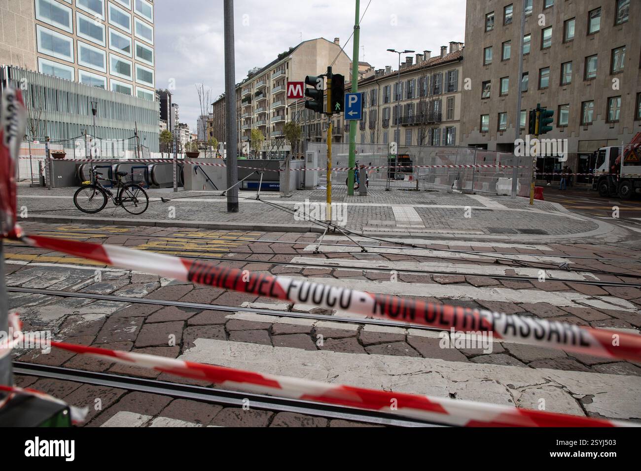 Mailand, Italien. März 2025. Corso Italia cavi Tram tranciati da una gru Milano - Italia - Cronaca Sabato, 01 Marzo, 2025 (Foto di Marco Ottico/Lapresse) Corso Italia Tram Kabel durch einen Kran abgeschnitten Mailand, Italien - Nachrichten Samstag, 01. März 2025 (Foto Marco Ottico/Lapresse) Credit: LaPresse/Alamy Live News Stockfoto