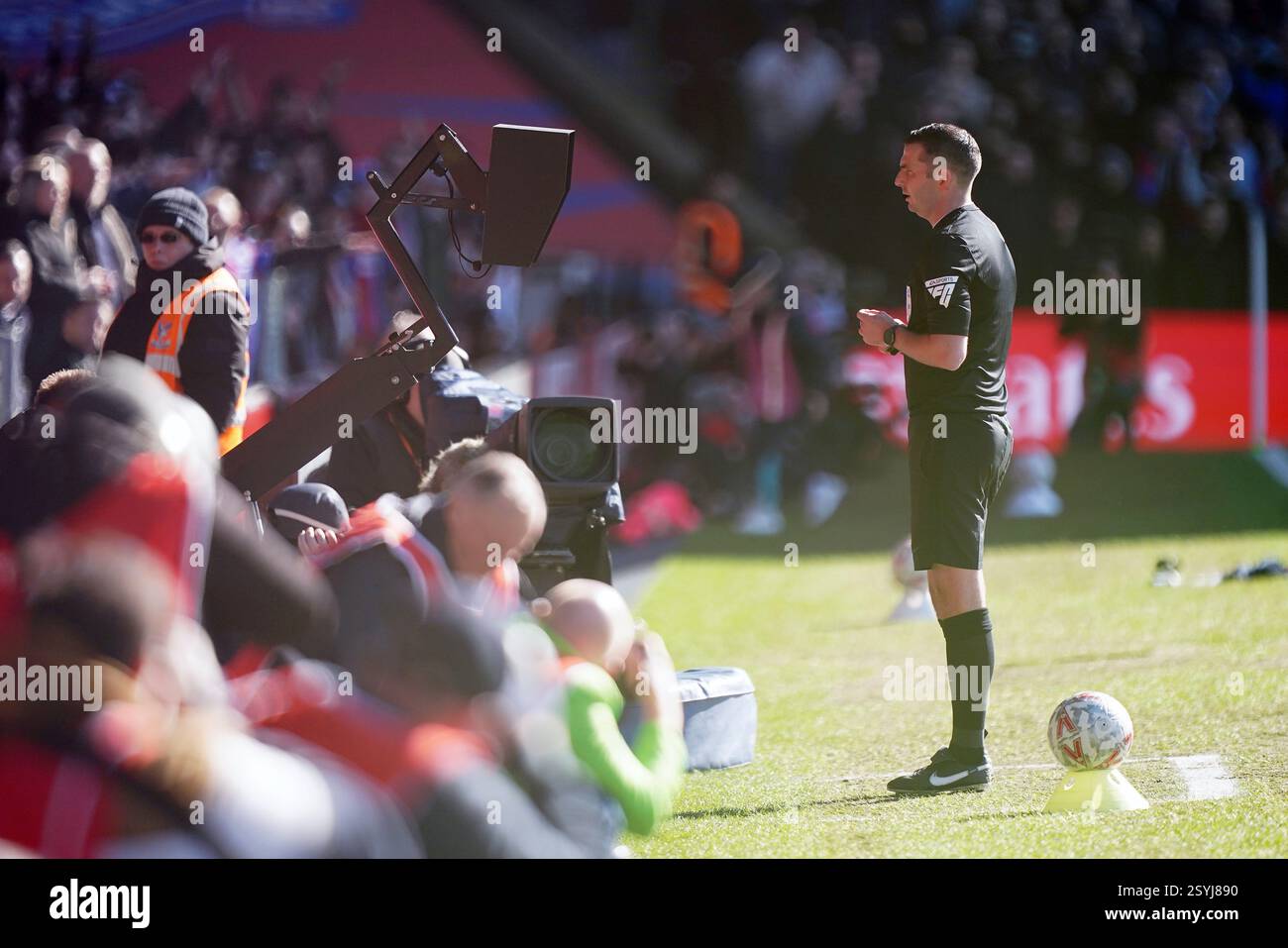 Schiedsrichter Michael Oliver überprüft den VAR-Monitor während des Spiels der fünften Runde des Emirates FA Cup in Selhurst Park, London. Bilddatum: Samstag, 1. März 2025. Stockfoto