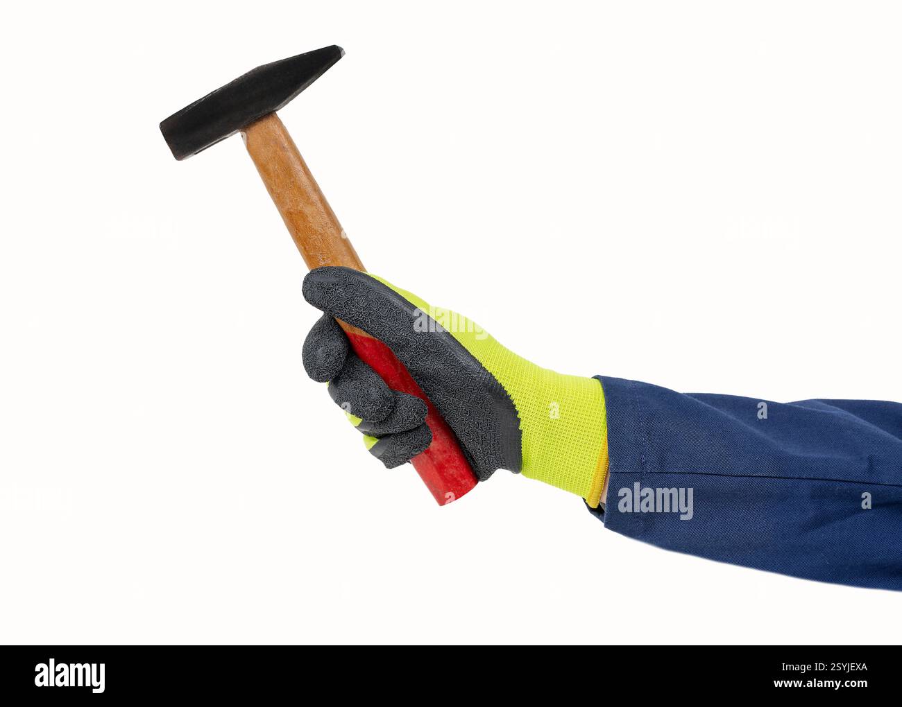 Nahaufnahme der Hand eines Mannes, der einen Hammer mit gelbem und dunkelschwarzem Handschuh hält, isoliert auf weißem Hintergrund. Reparatur und Wartung. Stockfoto