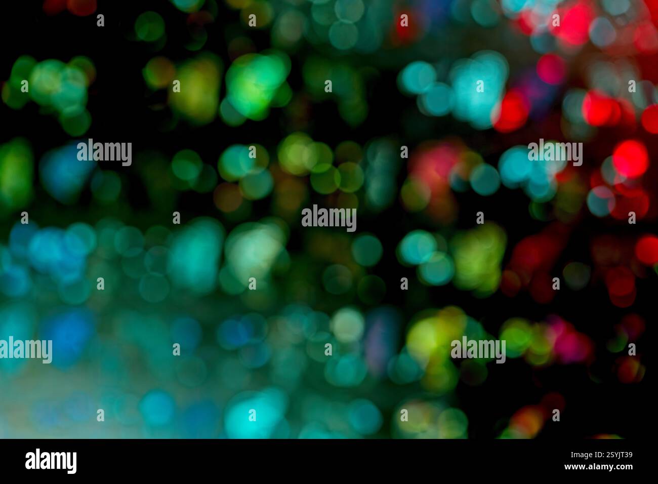 Abstrack-Bokeh-Lichter, faszinierendes abstraktes Bokeh-Foto mit leuchtenden Lichtkreisen in Grün-, Blau-, Rot- und Gelbtönen. Stockfoto