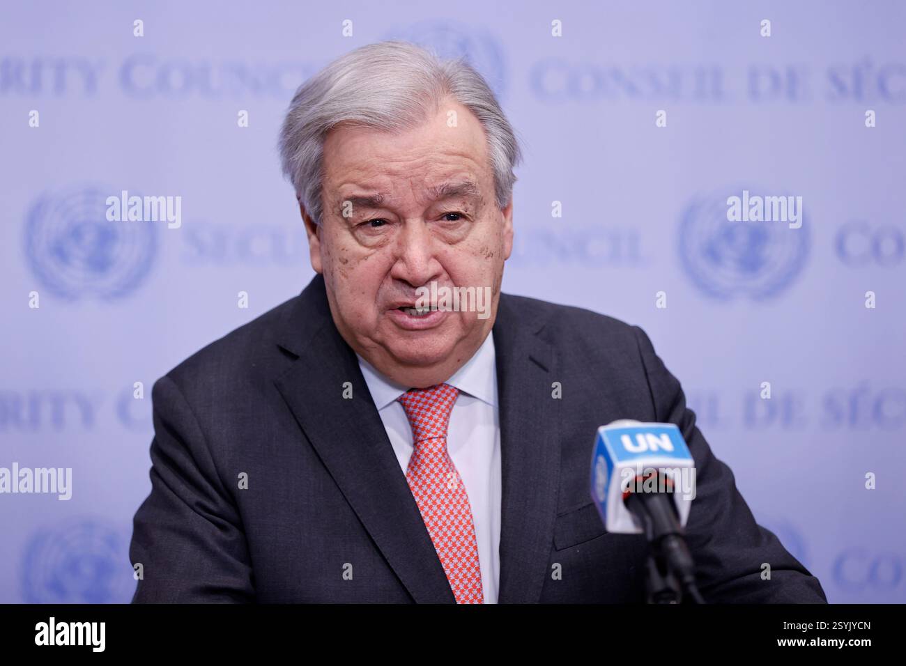 New York, USA. Februar 2025. New York, New York - 28. Februar 2025: Generalsekretär Antonio Guterres (auf dem Podium) spricht vor der Presse über die massiven Kürzungen der humanitären und Entwicklungshilfe durch die Vereinigten Staaten. In seiner Erklärung vor dem Hauptquartier der Vereinten Nationen betonte er die verheerenden Auswirkungen, die diese Kürzungen für Millionen von gefährdeten Menschen weltweit haben werden, und forderte dringend Maßnahmen zur Verhinderung weiterer humanitärer Krisen auf. (Foto: Luiz Rampelotto/EuropaNewswire/SIPA USA). Quelle: SIPA USA/Alamy Live News Stockfoto