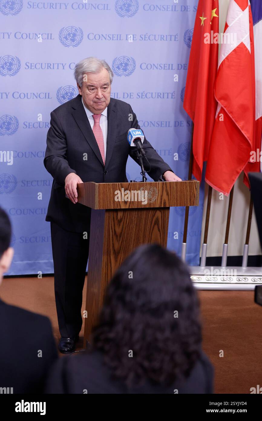 New York, USA. Februar 2025. New York, New York - 28. Februar 2025: Generalsekretär Antonio Guterres (auf dem Podium) spricht vor der Presse über die massiven Kürzungen der humanitären und Entwicklungshilfe durch die Vereinigten Staaten. In seiner Erklärung vor dem Hauptquartier der Vereinten Nationen betonte er die verheerenden Auswirkungen, die diese Kürzungen für Millionen von gefährdeten Menschen weltweit haben werden, und forderte dringend Maßnahmen zur Verhinderung weiterer humanitärer Krisen auf. (Foto: Luiz Rampelotto/EuropaNewswire/SIPA USA). Quelle: SIPA USA/Alamy Live News Stockfoto