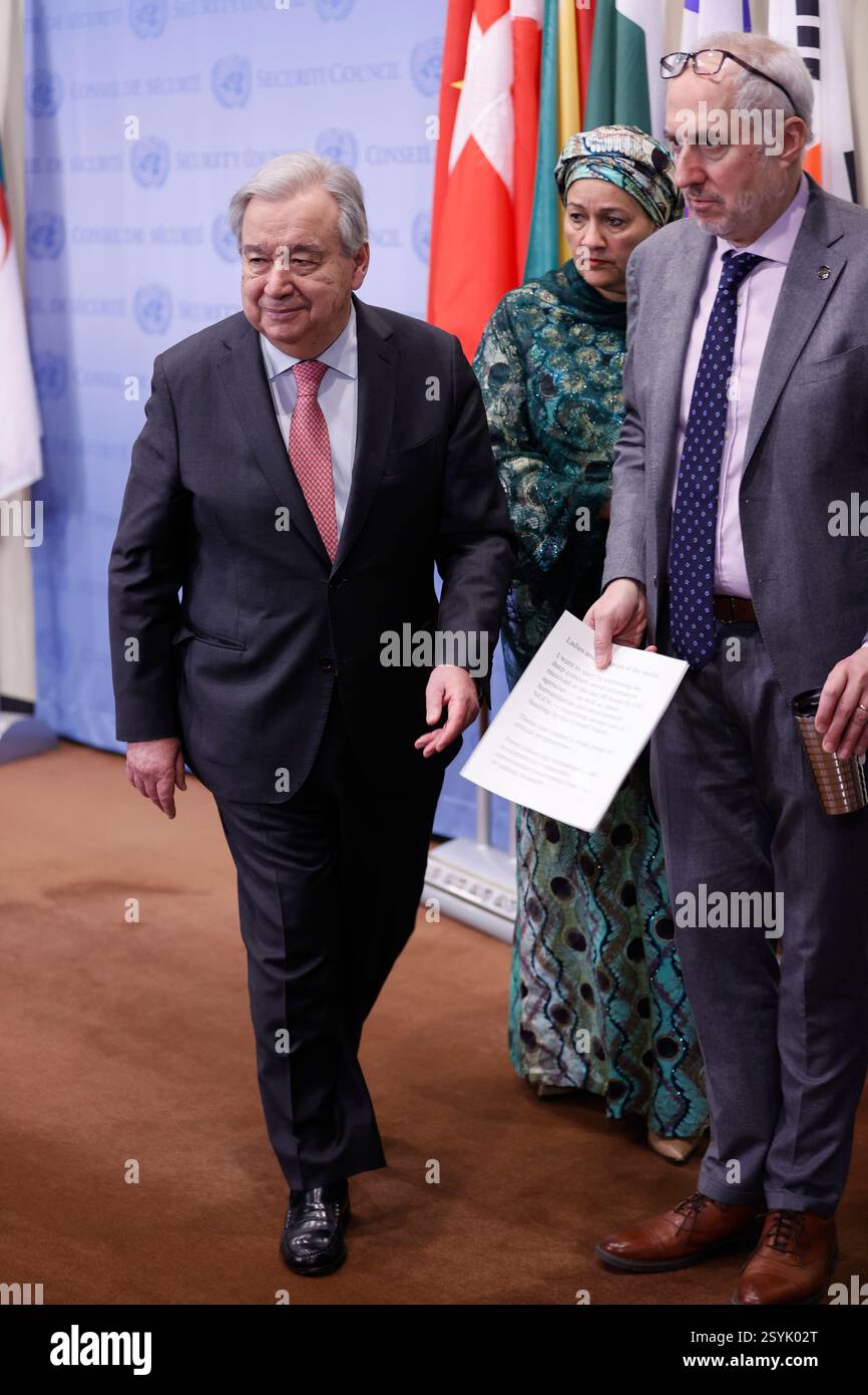 New York, USA. Februar 2025. New York, New York - 28. Februar 2025: Generalsekretär Antonio Guterres spricht vor der Presse über die massiven Kürzungen der humanitären und Entwicklungshilfe durch die Vereinigten Staaten. In seiner Erklärung vor dem Hauptquartier der Vereinten Nationen betonte er die verheerenden Auswirkungen, die diese Kürzungen für Millionen von gefährdeten Menschen weltweit haben werden, und forderte dringend Maßnahmen zur Verhinderung weiterer humanitärer Krisen auf. (Foto: Luiz Rampelotto/EuropaNewswire/SIPA USA). Quelle: SIPA USA/Alamy Live News Stockfoto