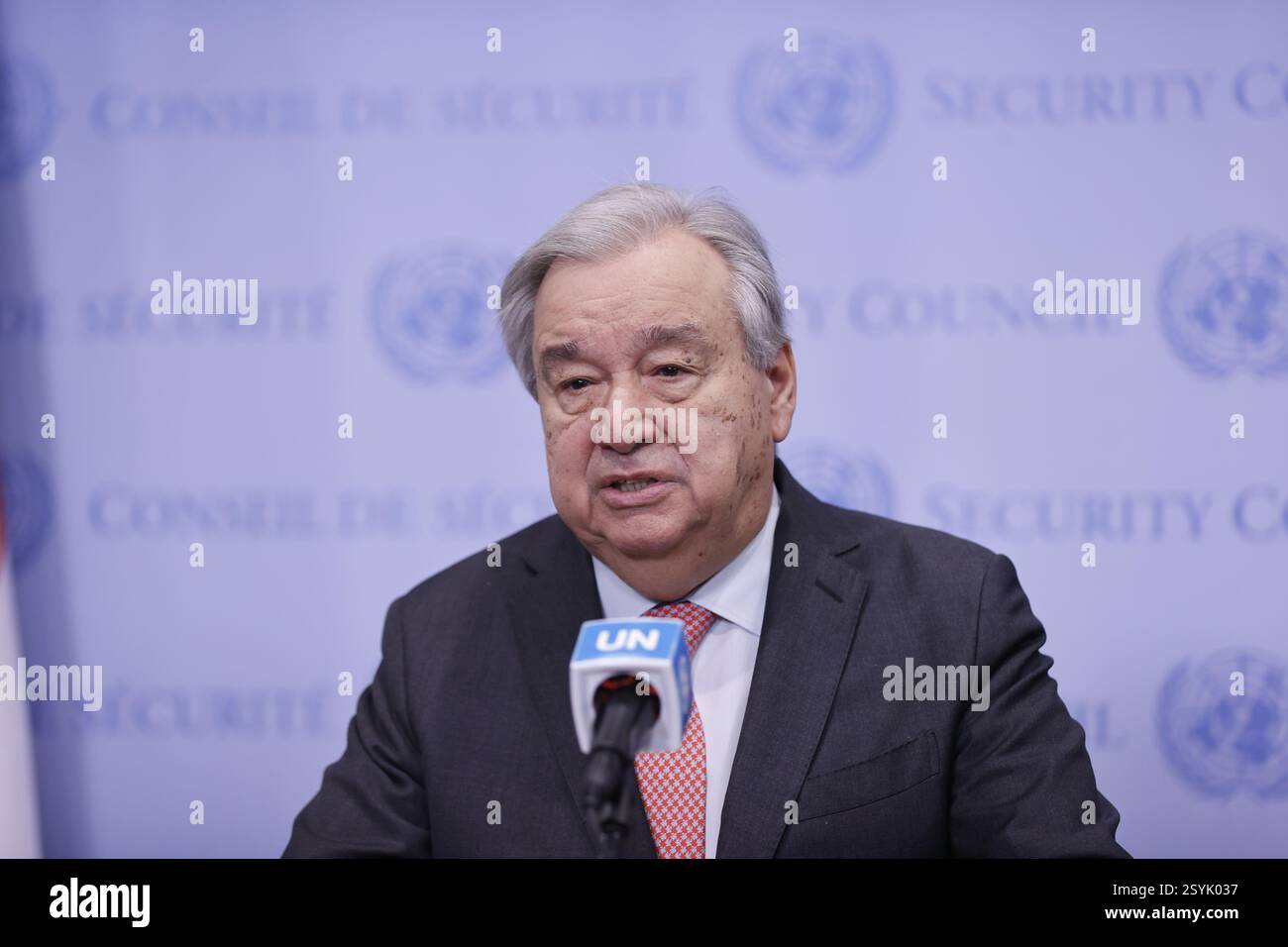 New York, USA. Februar 2025. New York, New York - 28. Februar 2025: Generalsekretär Antonio Guterres (auf dem Podium) spricht vor der Presse über die massiven Kürzungen der humanitären und Entwicklungshilfe durch die Vereinigten Staaten. In seiner Erklärung vor dem Hauptquartier der Vereinten Nationen betonte er die verheerenden Auswirkungen, die diese Kürzungen für Millionen von gefährdeten Menschen weltweit haben werden, und forderte dringend Maßnahmen zur Verhinderung weiterer humanitärer Krisen auf. (Foto: Luiz Rampelotto/EuropaNewswire/SIPA USA). Quelle: SIPA USA/Alamy Live News Stockfoto