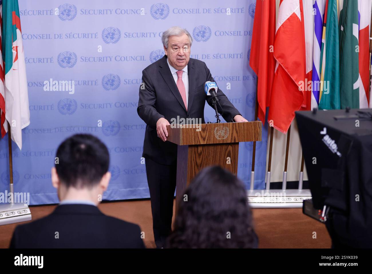 New York, USA. Februar 2025. New York, New York - 28. Februar 2025: Generalsekretär Antonio Guterres (auf dem Podium) spricht vor der Presse über die massiven Kürzungen der humanitären und Entwicklungshilfe durch die Vereinigten Staaten. In seiner Erklärung vor dem Hauptquartier der Vereinten Nationen betonte er die verheerenden Auswirkungen, die diese Kürzungen für Millionen von gefährdeten Menschen weltweit haben werden, und forderte dringend Maßnahmen zur Verhinderung weiterer humanitärer Krisen auf. (Foto: Luiz Rampelotto/EuropaNewswire/SIPA USA). Quelle: SIPA USA/Alamy Live News Stockfoto