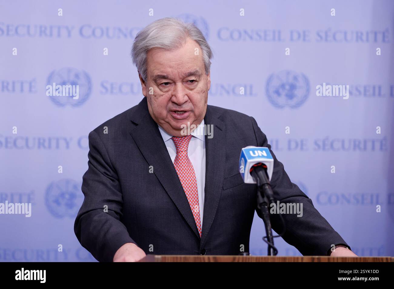 NY, USA. Februar 2025. New York, New York - 28. Februar 2025: Generalsekretär Antonio Guterres (auf dem Podium) spricht vor der Presse über die massiven Kürzungen der humanitären und Entwicklungshilfe durch die Vereinigten Staaten. In seiner Erklärung vor dem Hauptquartier der Vereinten Nationen betonte er die verheerenden Auswirkungen, die diese Kürzungen für Millionen von gefährdeten Menschen weltweit haben werden, und forderte dringend Maßnahmen zur Verhinderung weiterer humanitärer Krisen auf. (Kreditbild: © Luiz Rampelotto/ZUMA Press Wire) NUR REDAKTIONELLE VERWENDUNG! Nicht für kommerzielle ZWECKE! Stockfoto