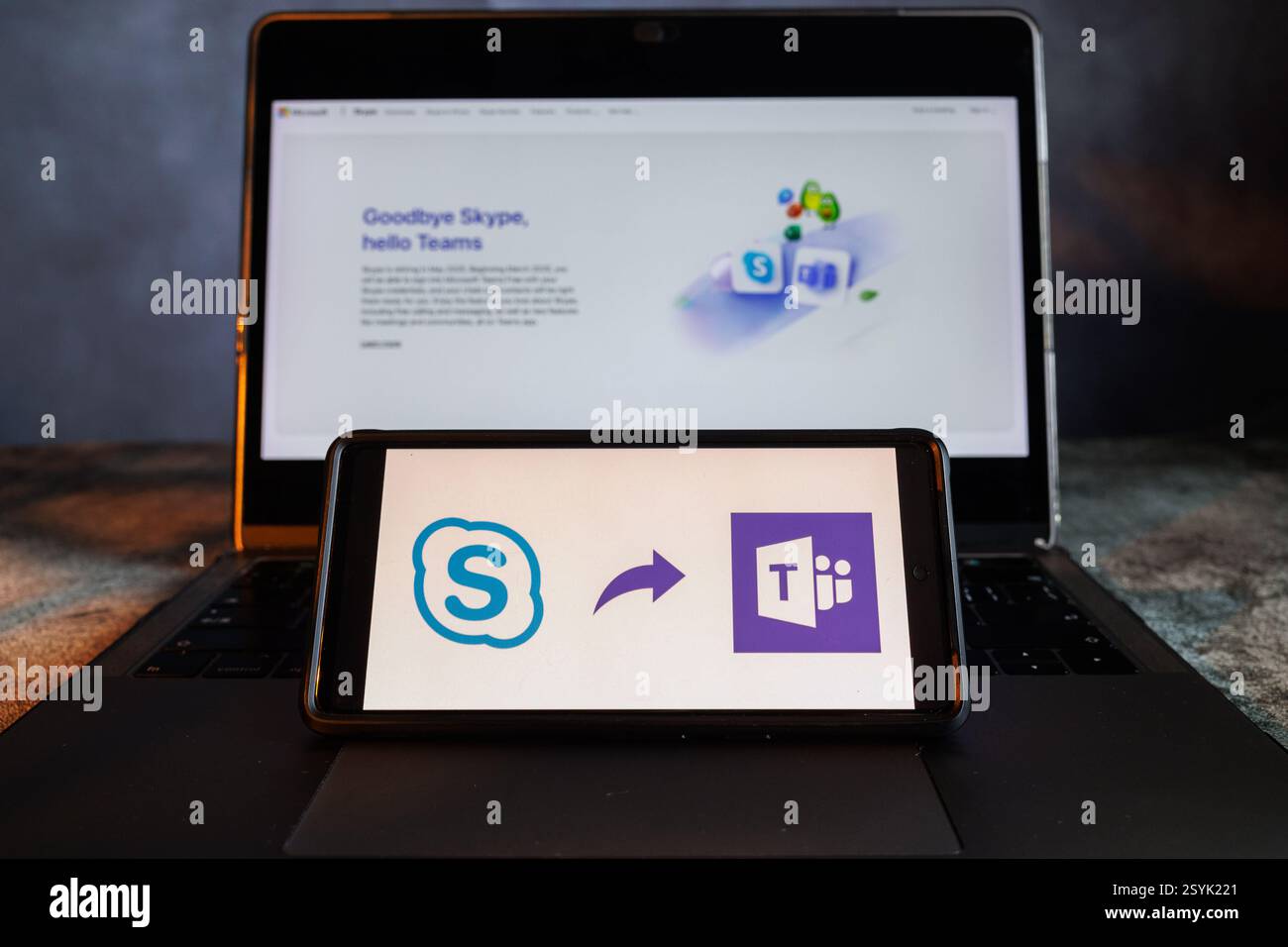 China. März 2025. In dieser Abbildung ist eine Abschiedsankündigung auf der Skype-Website auf einem Computer mit einem App-Symbol auf einem Smartphone zu sehen. Skype wird nach 23 Jahren, in denen Anrufe über das Internet getätigt werden, geschlossen. Microsoft, das vor 14 Jahren die Messaging- und Anrufer-App erworben hat, sagte, dass es sie am 5. Mai aus dem aktiven Dienst nehmen wird, um die Teams zu verdoppeln. Quelle: SOPA Images Limited/Alamy Live News Stockfoto