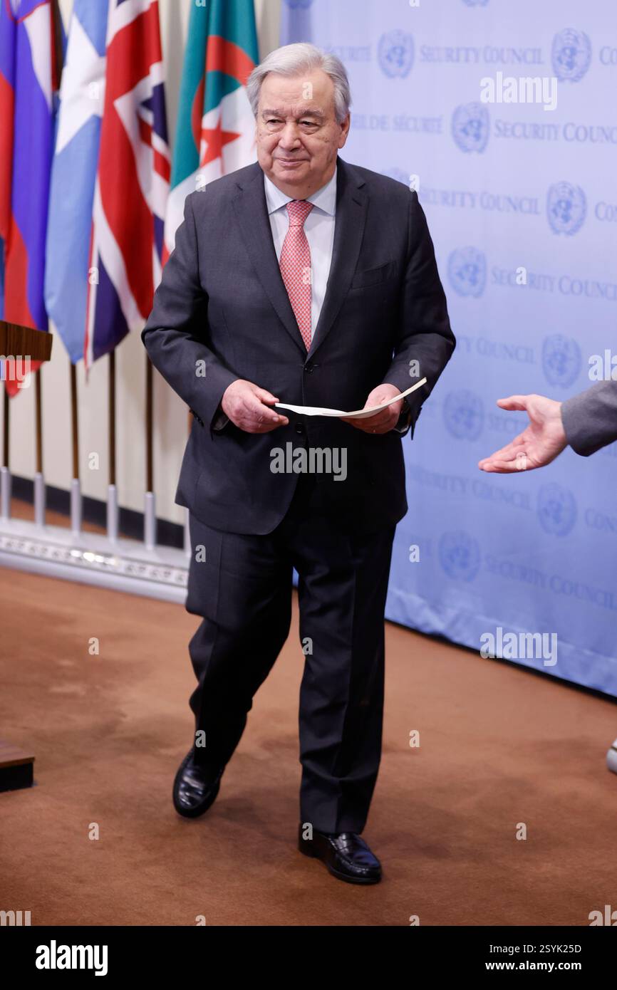 NY, USA. Februar 2025. New York, New York - 28. Februar 2025: Generalsekretär Antonio Guterres spricht vor der Presse über die massiven Kürzungen der humanitären und Entwicklungshilfe durch die Vereinigten Staaten. In seiner Erklärung vor dem Hauptquartier der Vereinten Nationen betonte er die verheerenden Auswirkungen, die diese Kürzungen für Millionen von gefährdeten Menschen weltweit haben werden, und forderte dringend Maßnahmen zur Verhinderung weiterer humanitärer Krisen auf. (Kreditbild: © Luiz Rampelotto/ZUMA Press Wire) NUR REDAKTIONELLE VERWENDUNG! Nicht für kommerzielle ZWECKE! Stockfoto