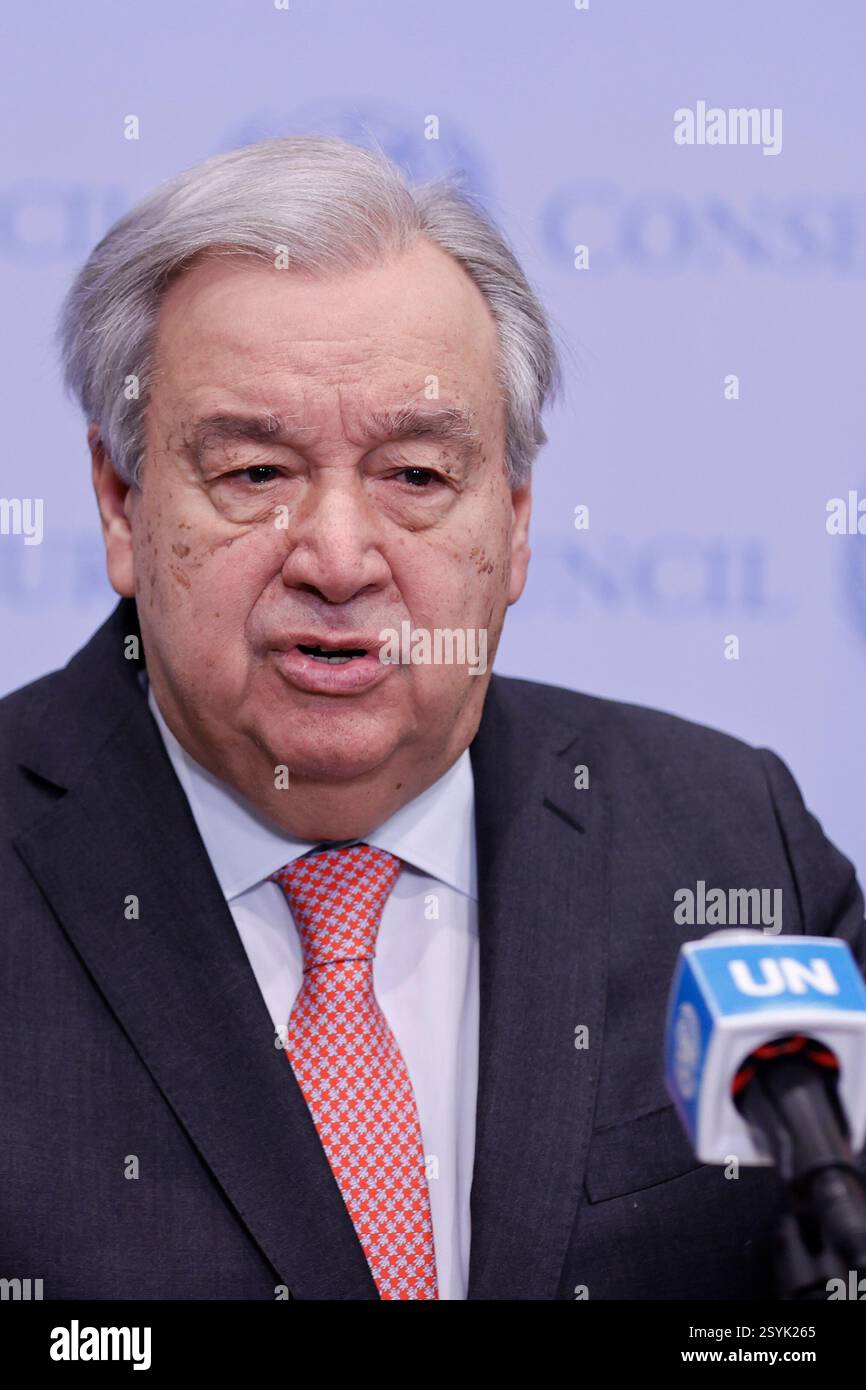 NY, USA. Februar 2025. New York, New York - 28. Februar 2025: Generalsekretär Antonio Guterres (auf dem Podium) spricht vor der Presse über die massiven Kürzungen der humanitären und Entwicklungshilfe durch die Vereinigten Staaten. In seiner Erklärung vor dem Hauptquartier der Vereinten Nationen betonte er die verheerenden Auswirkungen, die diese Kürzungen für Millionen von gefährdeten Menschen weltweit haben werden, und forderte dringend Maßnahmen zur Verhinderung weiterer humanitärer Krisen auf. (Kreditbild: © Luiz Rampelotto/ZUMA Press Wire) NUR REDAKTIONELLE VERWENDUNG! Nicht für kommerzielle ZWECKE! Stockfoto