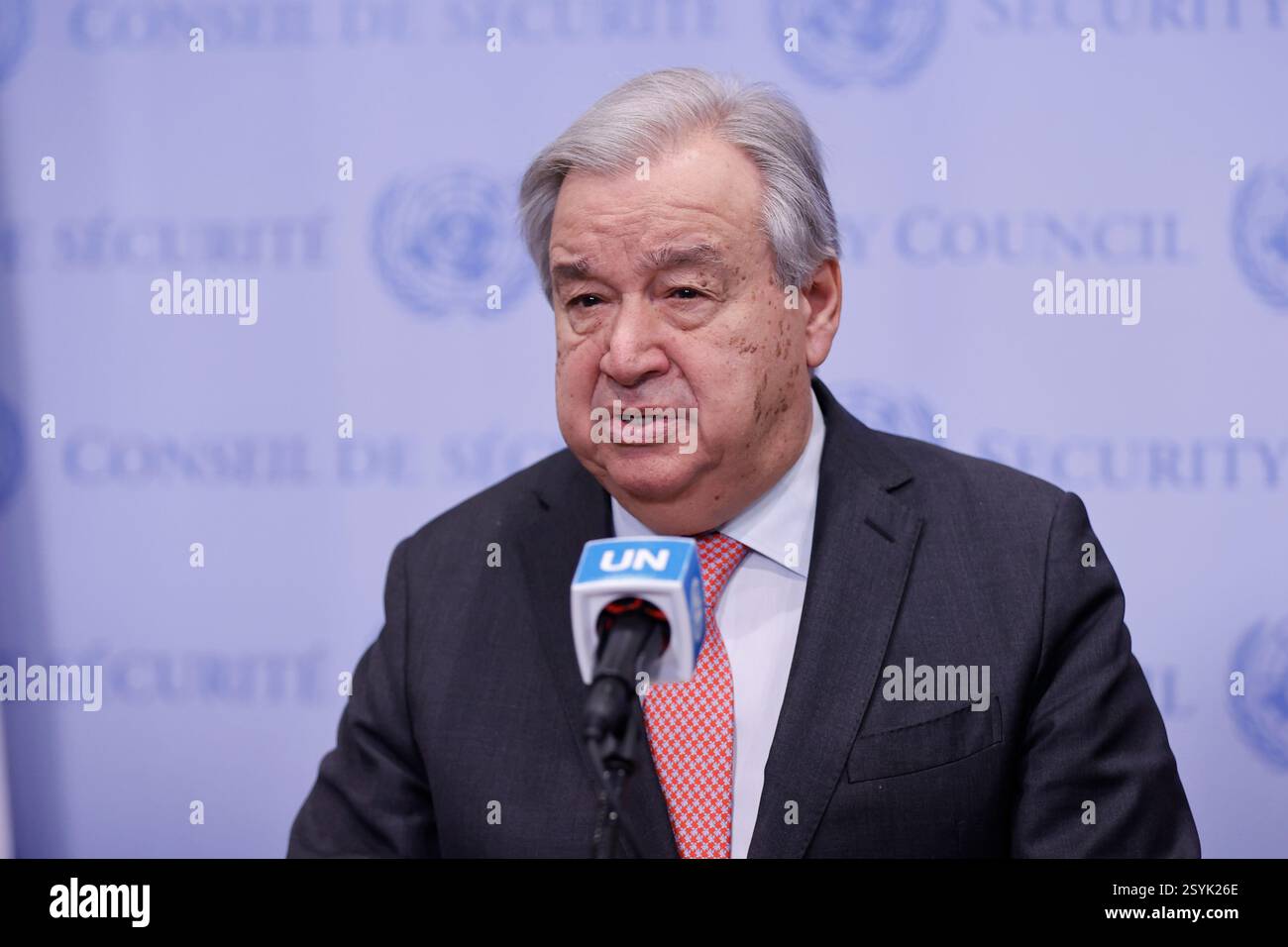 NY, USA. Februar 2025. New York, New York - 28. Februar 2025: Generalsekretär Antonio Guterres (auf dem Podium) spricht vor der Presse über die massiven Kürzungen der humanitären und Entwicklungshilfe durch die Vereinigten Staaten. In seiner Erklärung vor dem Hauptquartier der Vereinten Nationen betonte er die verheerenden Auswirkungen, die diese Kürzungen für Millionen von gefährdeten Menschen weltweit haben werden, und forderte dringend Maßnahmen zur Verhinderung weiterer humanitärer Krisen auf. (Kreditbild: © Luiz Rampelotto/ZUMA Press Wire) NUR REDAKTIONELLE VERWENDUNG! Nicht für kommerzielle ZWECKE! Stockfoto