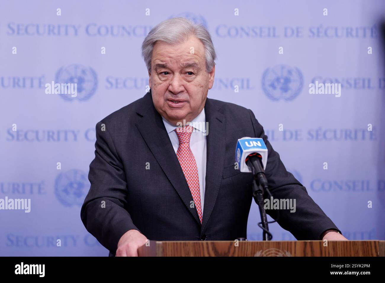 NY, USA. Februar 2025. New York, New York - 28. Februar 2025: Generalsekretär Antonio Guterres (auf dem Podium) spricht vor der Presse über die massiven Kürzungen der humanitären und Entwicklungshilfe durch die Vereinigten Staaten. In seiner Erklärung vor dem Hauptquartier der Vereinten Nationen betonte er die verheerenden Auswirkungen, die diese Kürzungen für Millionen von gefährdeten Menschen weltweit haben werden, und forderte dringend Maßnahmen zur Verhinderung weiterer humanitärer Krisen auf. (Kreditbild: © Luiz Rampelotto/ZUMA Press Wire) NUR REDAKTIONELLE VERWENDUNG! Nicht für kommerzielle ZWECKE! Stockfoto