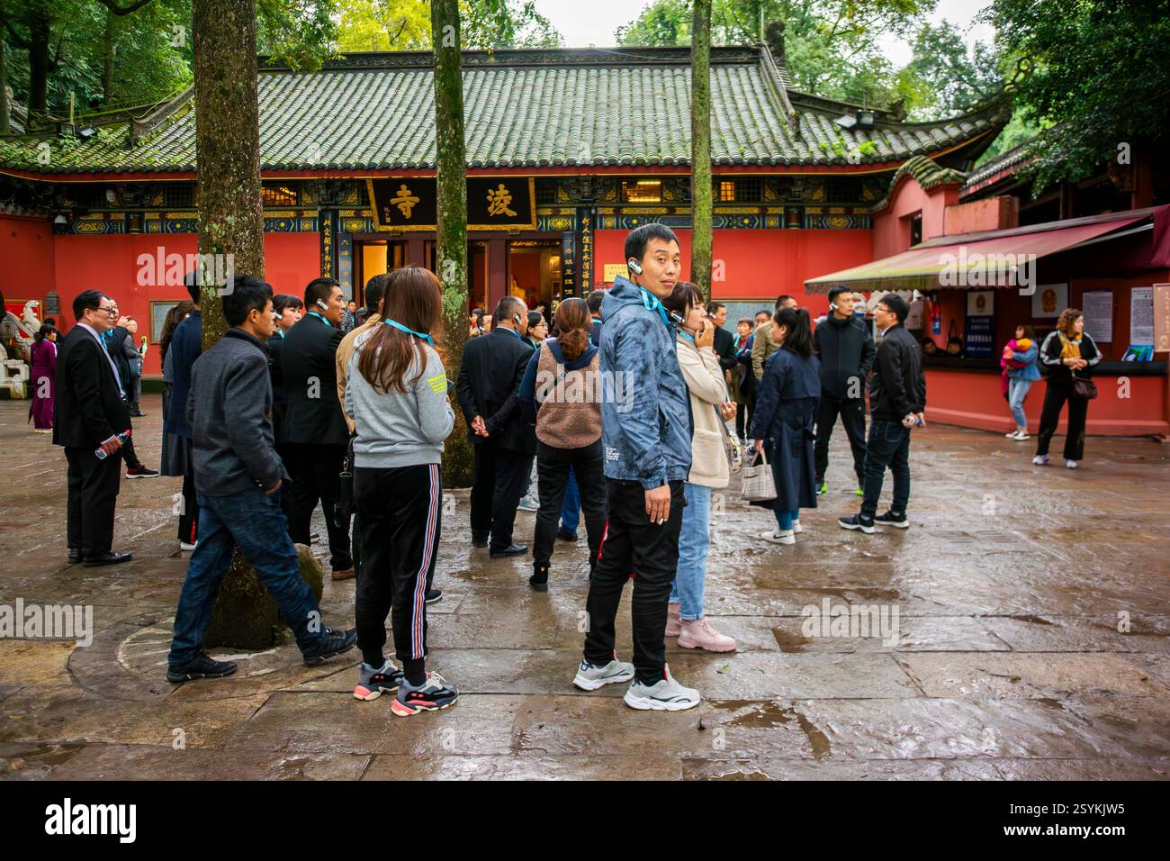 Leshan, China, Touristen, die das historische Denkmal besuchen, riesigen chinesischen Buddha auf der Klippe im Bergdorf, Lingyun Tempel, Urlaub in china Stockfoto