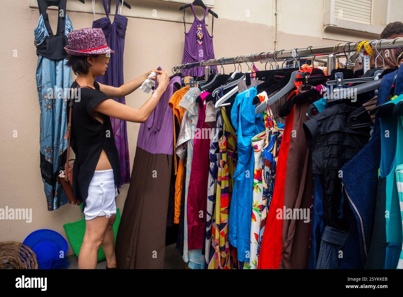 Paris, Frankreich, Menschen, Frauen, Einkaufen auf dem Straßenflohmarkt im Marais-Viertel, Leute, die Vintage-Kleidung kaufen, Geschäfte Stockfoto