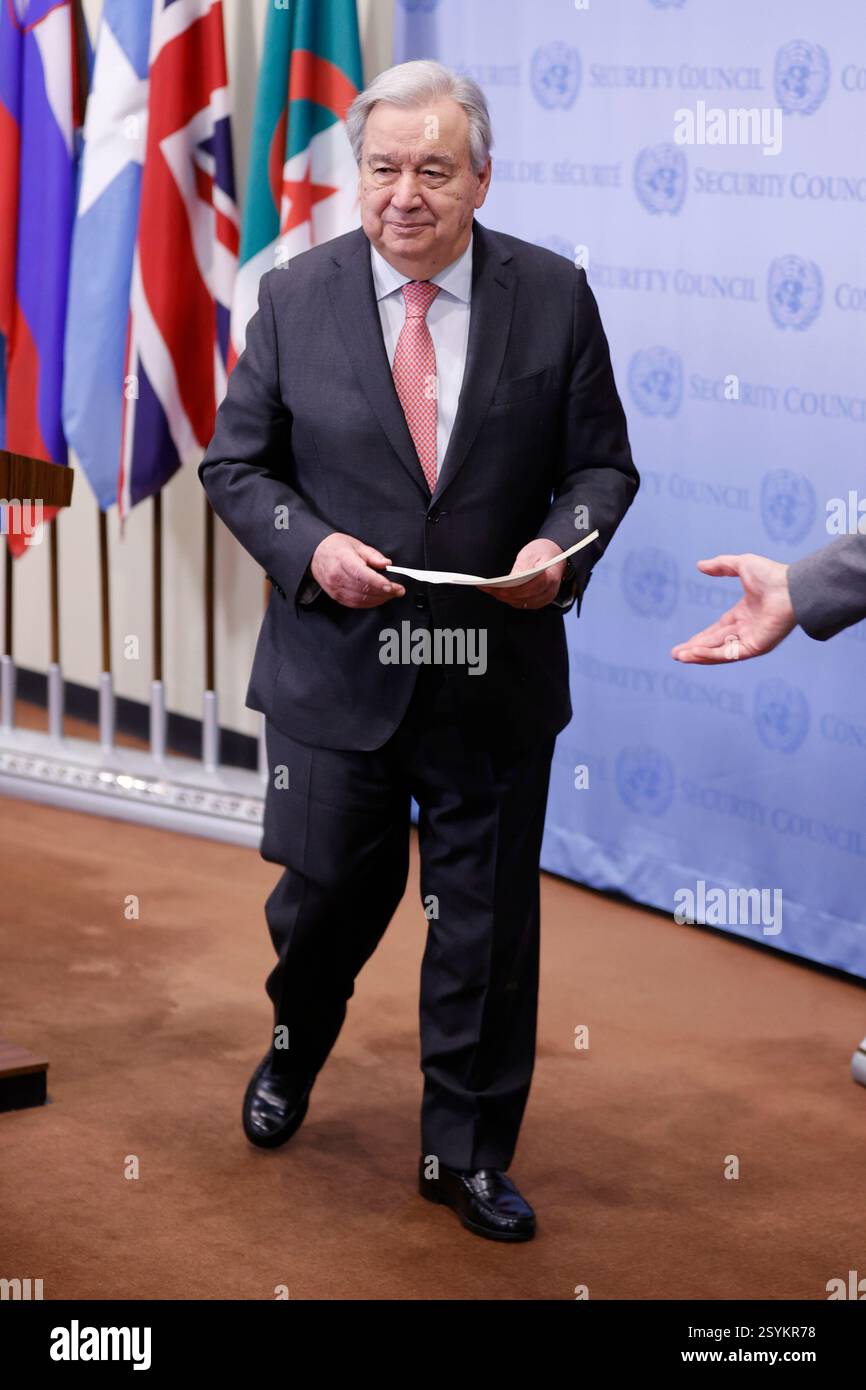 New York, New York - 28. Februar 2025: Generalsekretär Antonio Guterres spricht vor der Presse über die massiven Kürzungen der humanitären und Entwicklungshilfe durch die Vereinigten Staaten. In seiner Erklärung vor dem Hauptquartier der Vereinten Nationen betonte er die verheerenden Auswirkungen, die diese Kürzungen für Millionen von gefährdeten Menschen weltweit haben werden, und forderte dringend Maßnahmen zur Verhinderung weiterer humanitärer Krisen auf. (Foto: Luiz Rampelotto/EuropaNewswire). Stockfoto