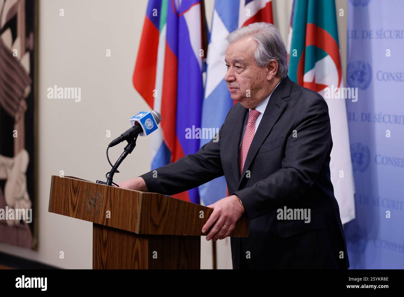 New York, New York - 28. Februar 2025: Generalsekretär Antonio Guterres (auf dem Podium) spricht vor der Presse über die massiven Kürzungen der humanitären und Entwicklungshilfe durch die Vereinigten Staaten. In seiner Erklärung vor dem Hauptquartier der Vereinten Nationen betonte er die verheerenden Auswirkungen, die diese Kürzungen für Millionen von gefährdeten Menschen weltweit haben werden, und forderte dringend Maßnahmen zur Verhinderung weiterer humanitärer Krisen auf. (Foto: Luiz Rampelotto/EuropaNewswire). Stockfoto