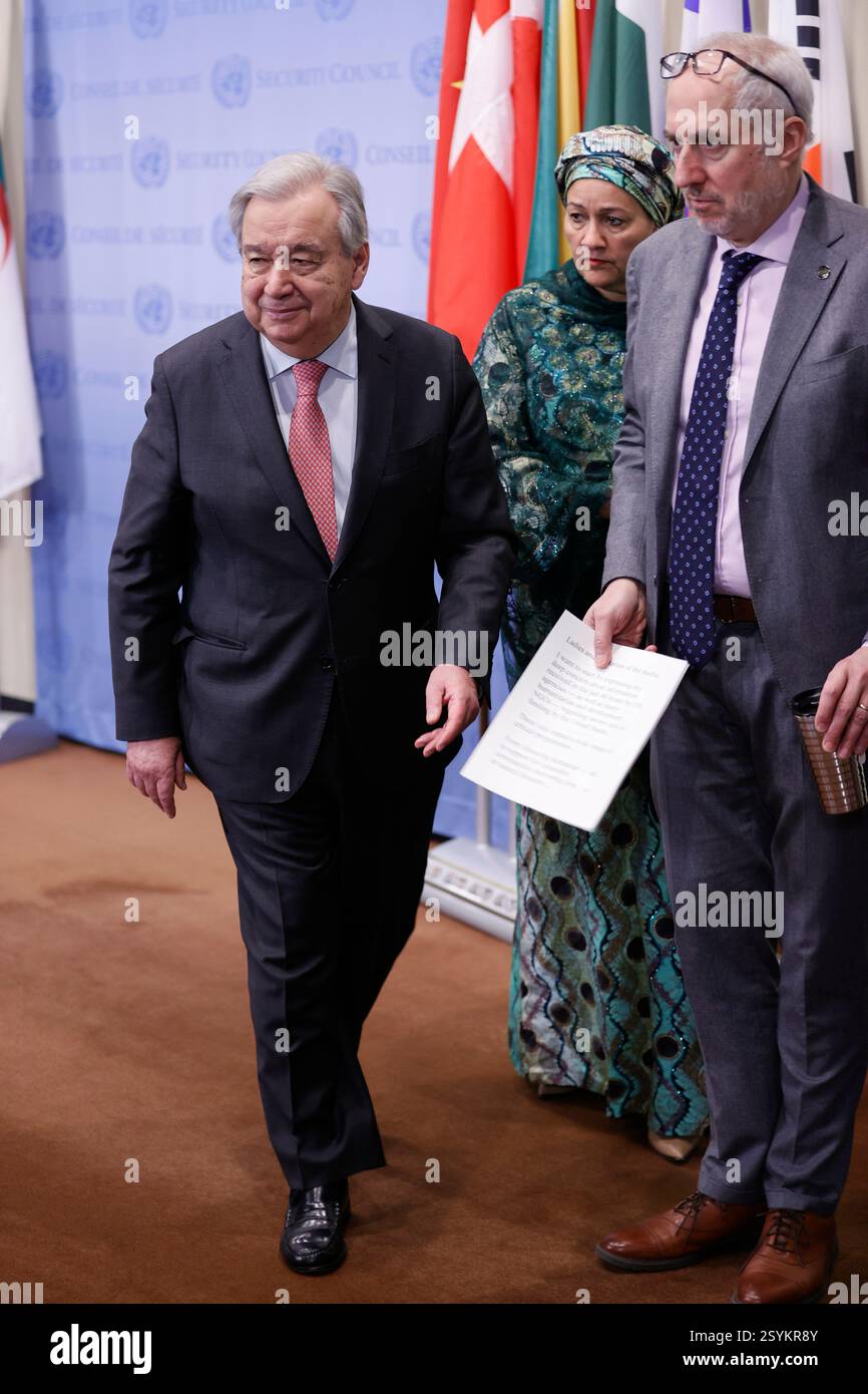 New York, New York - 28. Februar 2025: Generalsekretär Antonio Guterres spricht vor der Presse über die massiven Kürzungen der humanitären und Entwicklungshilfe durch die Vereinigten Staaten. In seiner Erklärung vor dem Hauptquartier der Vereinten Nationen betonte er die verheerenden Auswirkungen, die diese Kürzungen für Millionen von gefährdeten Menschen weltweit haben werden, und forderte dringend Maßnahmen zur Verhinderung weiterer humanitärer Krisen auf. (Foto: Luiz Rampelotto/EuropaNewswire). Stockfoto