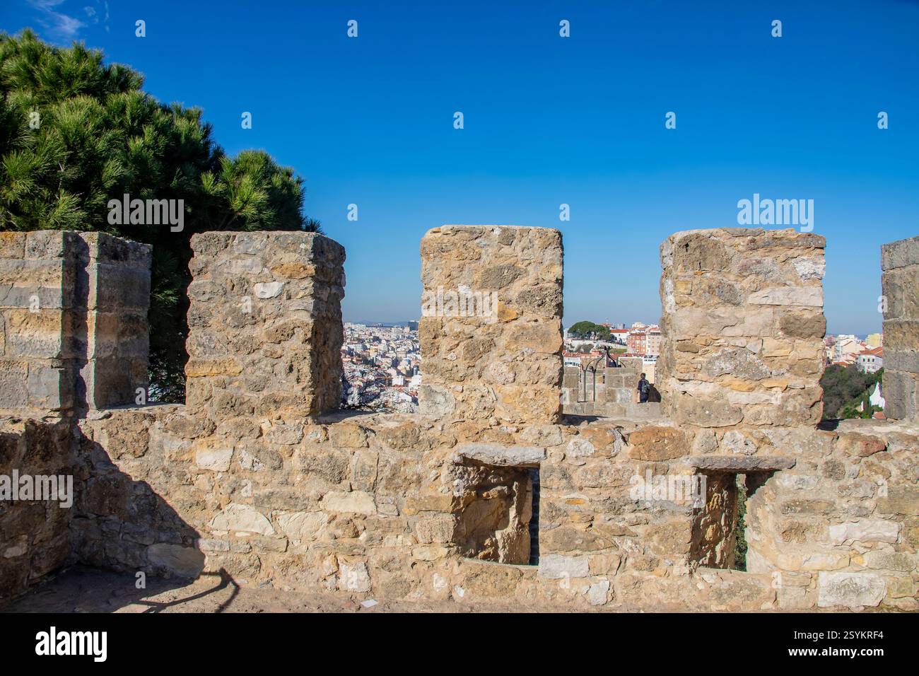 Das Nahaufnahme-Bild der Mauer von Castelo de S. Jorge, einer historischen Festung in Lissabon, Portugal. Es liegt auf einem Hügel und bietet einen atemberaubenden Panoramablick Stockfoto