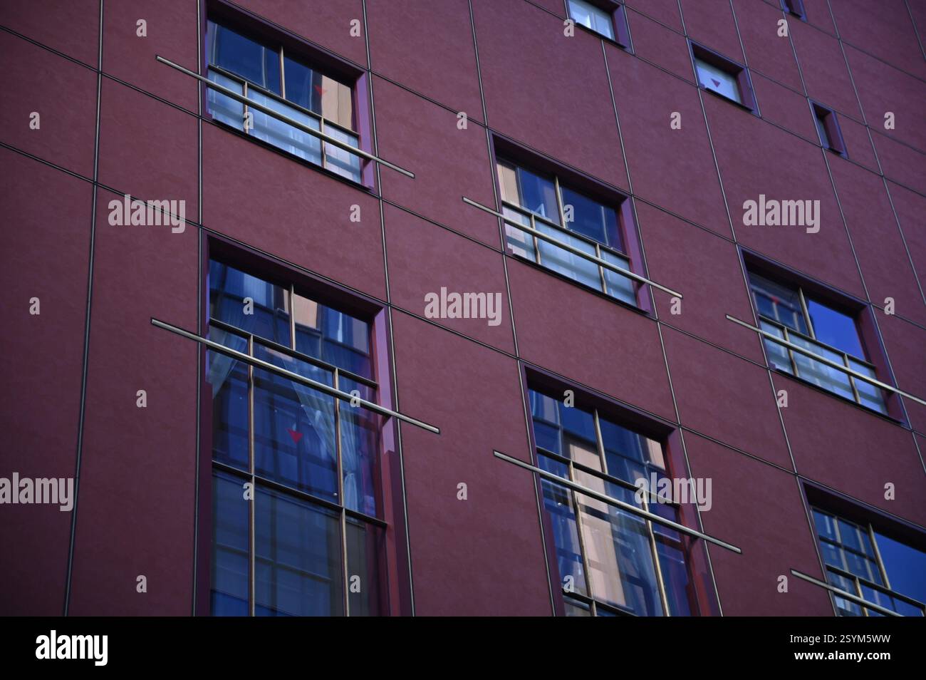 Landschaft mit malerischem Blick auf den Shiseido Beauty Parlour Shop auf der Chuo-dori Avenue in Ginza, Tokio Japan. Stockfoto