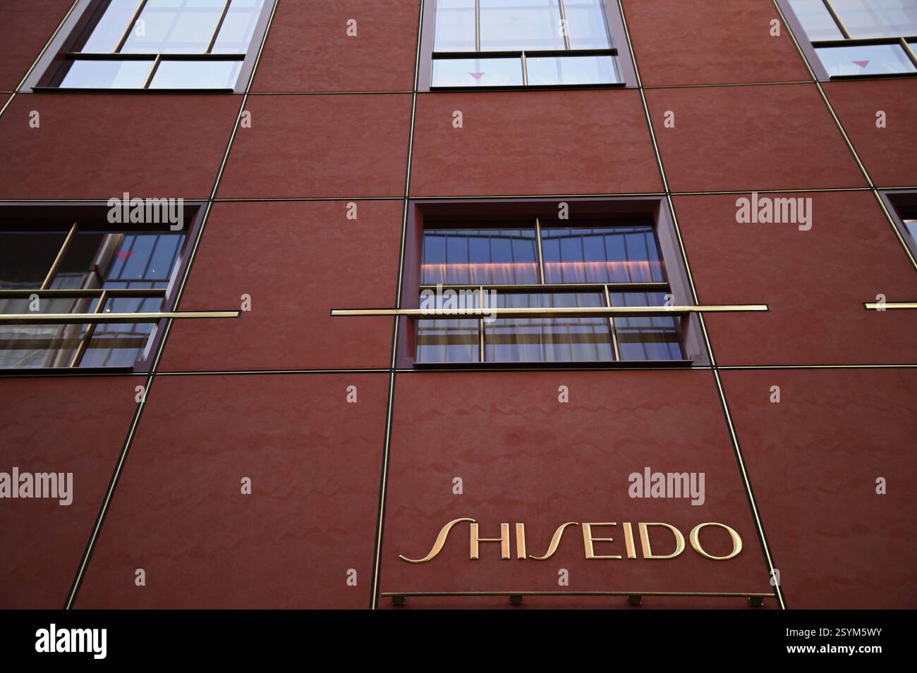 Landschaft mit malerischem Blick auf den Shiseido Beauty Parlour Shop auf der Chuo-dori Avenue in Ginza, Tokio Japan. Stockfoto