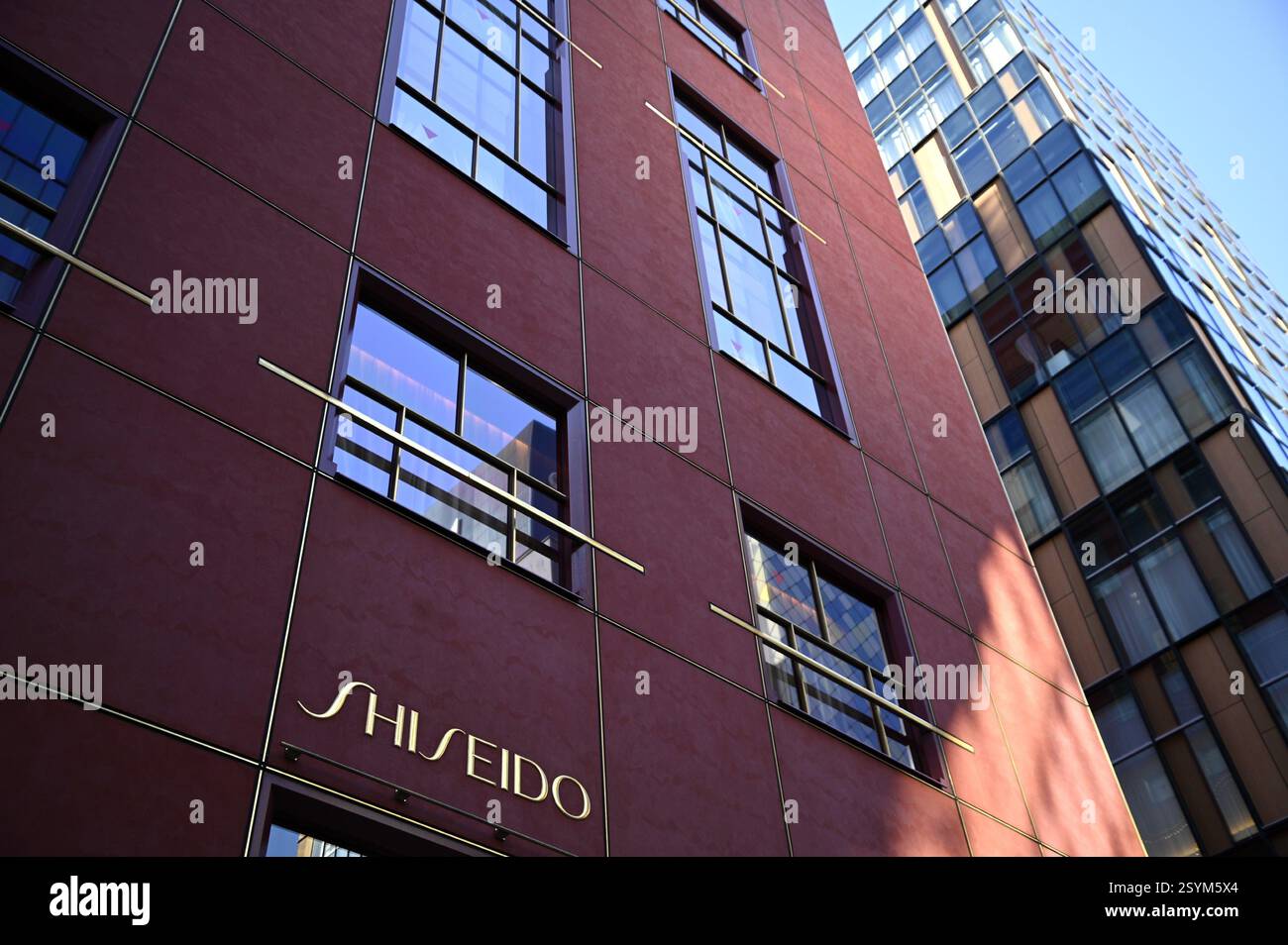 Landschaft mit malerischem Blick auf den Shiseido Beauty Parlour Shop auf der Chuo-dori Avenue in Ginza, Tokio Japan. Stockfoto