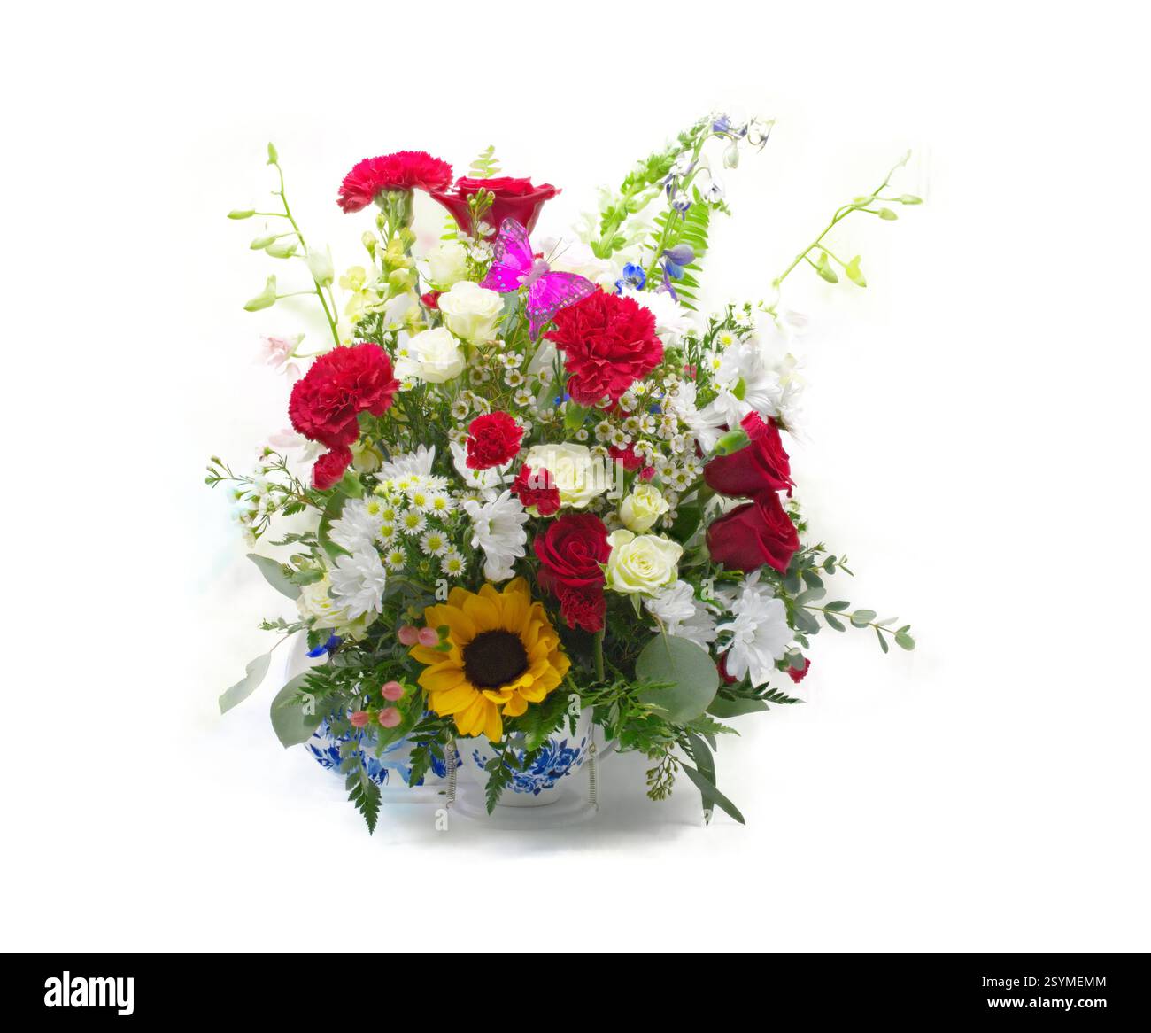 Buntes Blumenstrauß-Arrangement Herzstück in der Vase isoliert auf weißem Hintergrund Stockfoto