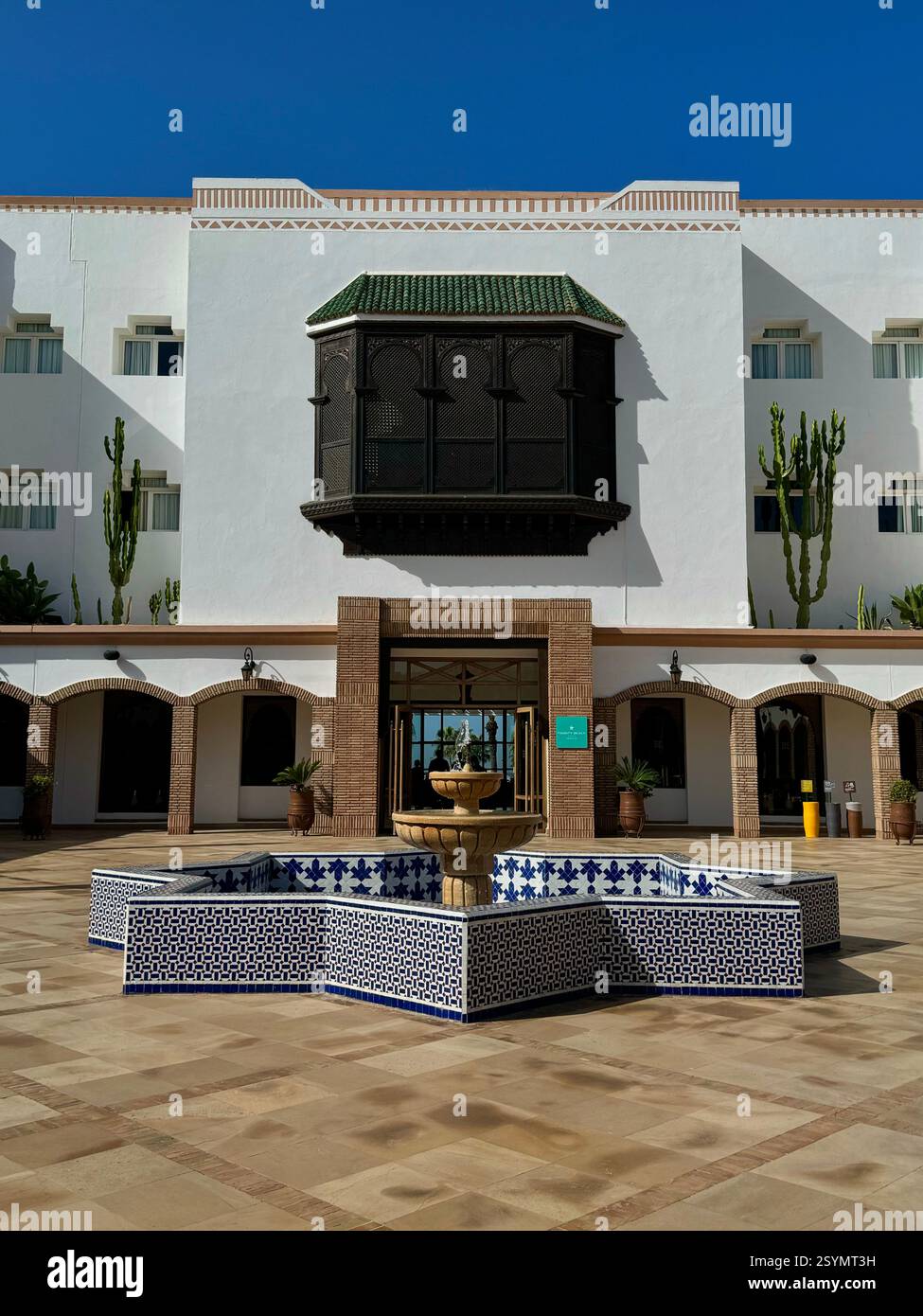 Blick auf den vorderen Innenhof auf Iberostar Waves, Founty Beach Hotel, Agadir, Marokko. - Smartphone-aufgenommenes Stockfoto