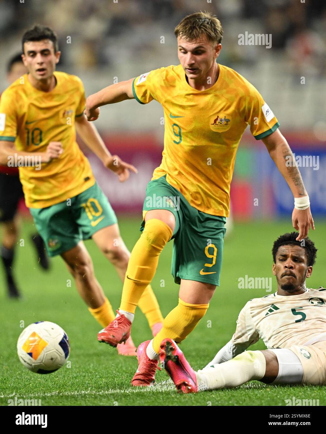 Shenzhen, chinesische Provinz Guangdong. März 2025. Luka Jovanovic (C) aus Australien tritt im Finale zwischen Australien und Saudi-Arabien am 1. März 2025 beim AFC U20 Asian Cup in Shenzhen in der südchinesischen Provinz Guangdong an. Quelle: Deng Hua/Xinhua/Alamy Live News Stockfoto