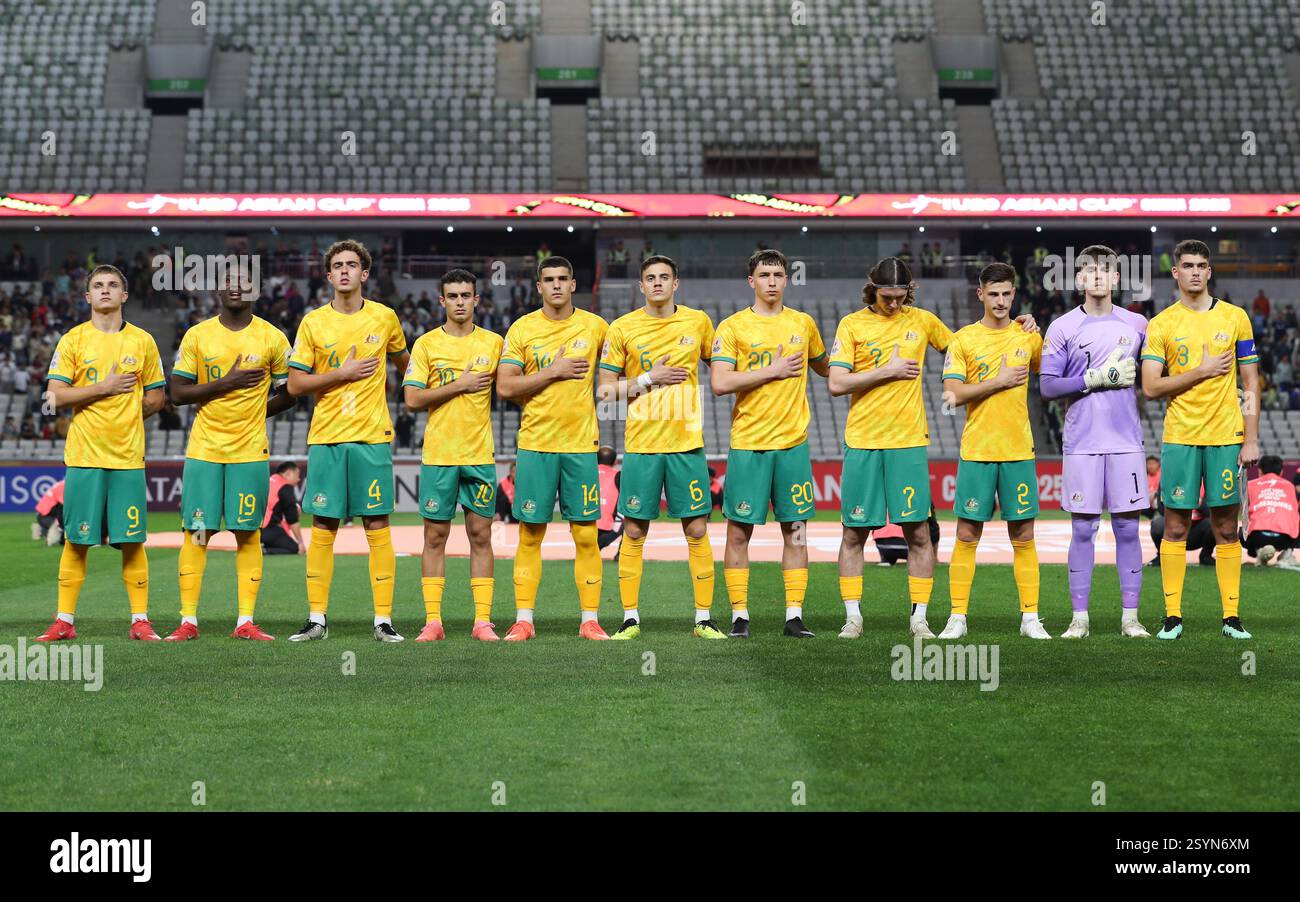 Shenzhen, chinesische Provinz Guangdong. März 2025. Startspieler aus Australien stehen vor dem Finale zwischen Australien und Saudi-Arabien beim AFC U20 Asian Cup-Fußballturnier in Shenzhen, südchinesischer Provinz Guangdong, am 1. März 2025 an. Quelle: Li Xulun/Xinhua/Alamy Live News Stockfoto