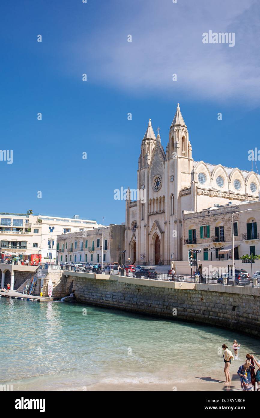 Balluta Bay Beach mit Besuchern und Balluta Pfarrkirche in Sliema, Malta Stockfoto