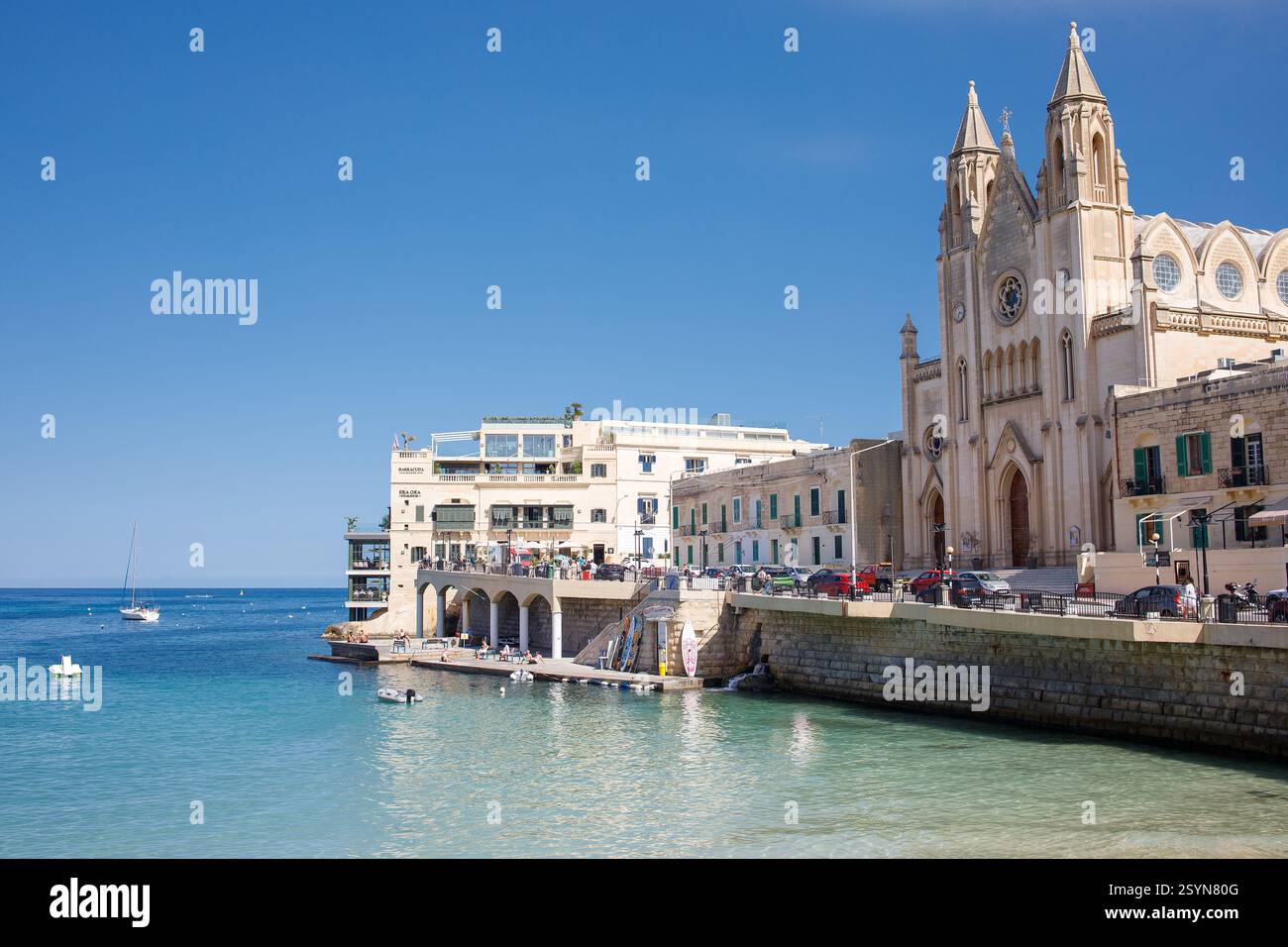 Balluta Bay Beach und Karmeliterkirche oder Balluta Parish Church in Sliema, Malta Stockfoto