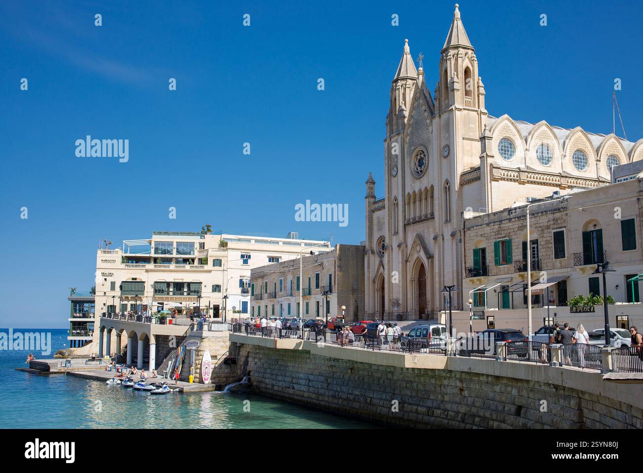 Pfarrkirche unserer Lieben Frau von Mount Carmel und Balluta Bay Beach in Sliema, Malta Stockfoto