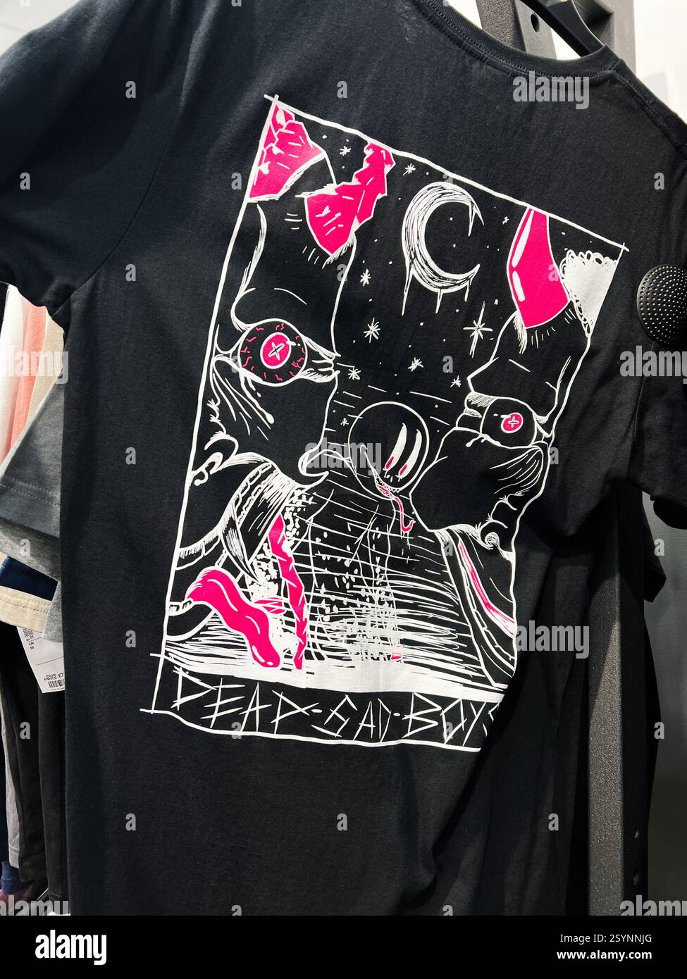 Kiew, Ukraine - 27. Februar 2025: Grafisches T-Shirt mit farbenfrohem abstraktem Dead Sad Boys-Design mit auffälligen Kunstelementen und Typografie Stockfoto