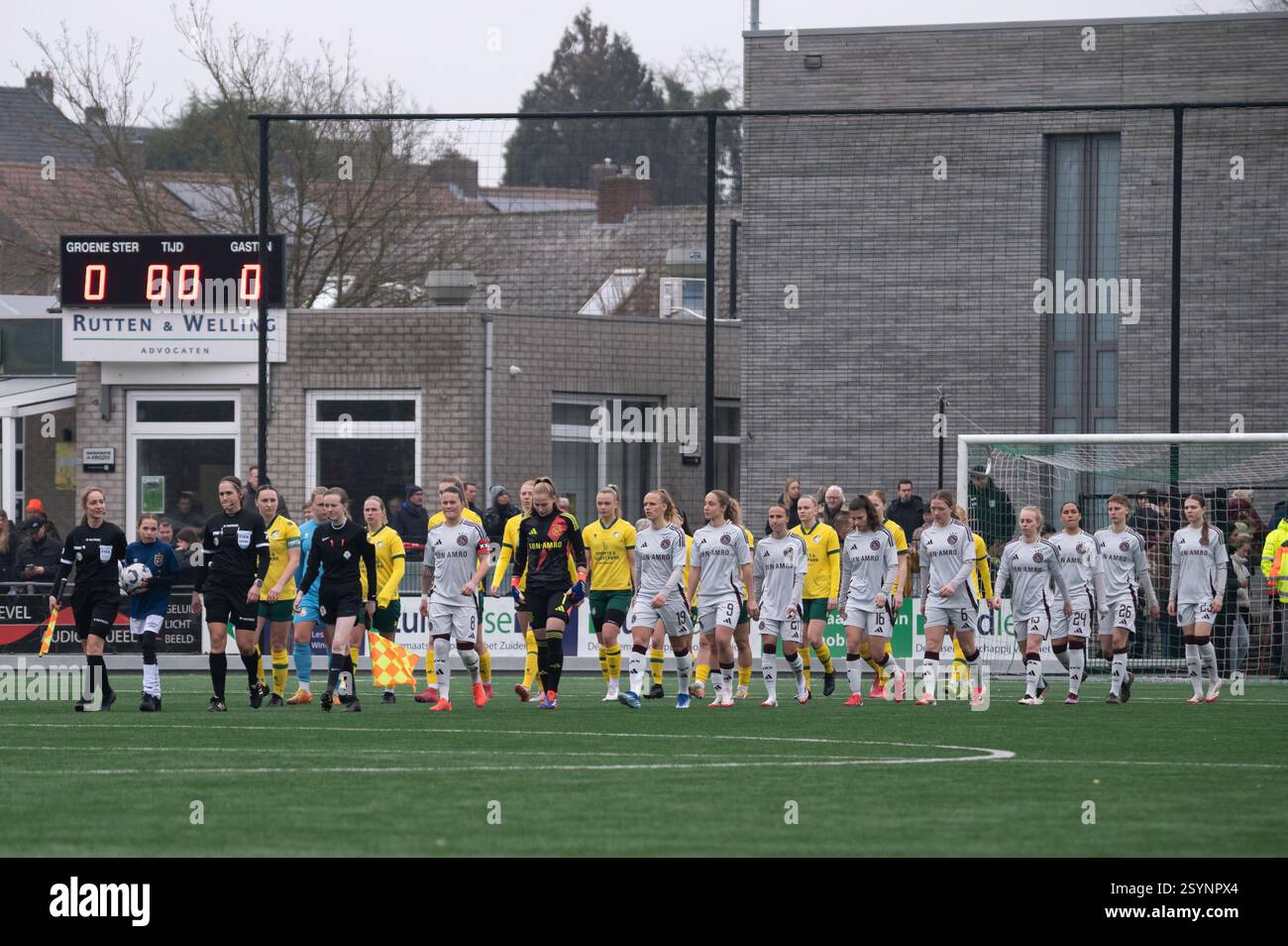 Heerlen, Niederlande. März 2025. Heerlen, Niederlande, 01. März 2025: Spieler von Fortuna Sittard Vrouwen und Spieler von Ajax Vrouwen vor dem Spiel während des Azerion Vrouwen Eredivisie Spiels zwischen Fortuna Sittard Vrouwen und Ajax Vrouwen im Sportpark Pronsebroek in Heerlen, Niederlande (Martin Pitsch/SPP) Credit: SPP Sport Press Photo. /Alamy Live News Stockfoto