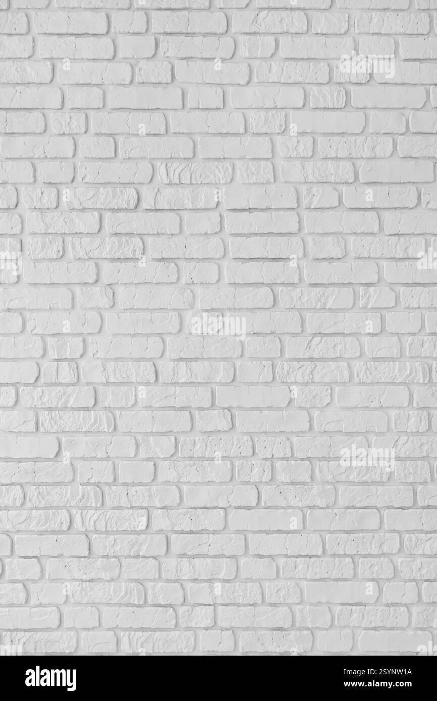 Weiße Farbe gemalt alte Backsteinmauern Textur, Architektur Backsteinbau Gebäude, Mauerwerk aus Steinblöcken Struktur. Designelement, Tapete, vertikal Ba Stockfoto