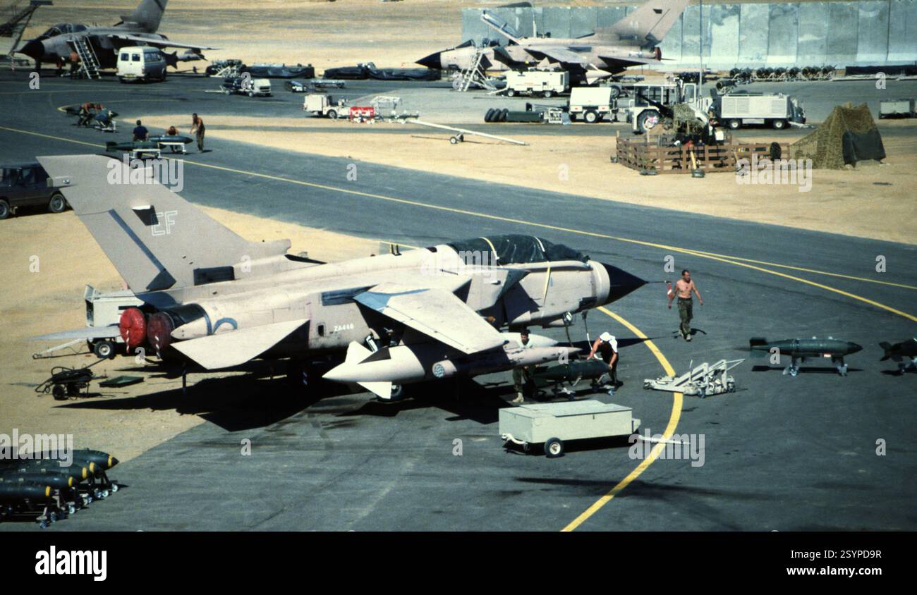 1. Golfkrieg: 21. Januar 1991 während des Luftkrieges wurde die RAF Tornado GR1 mit 1000 Pfund Bomben auf der King Faisal Airbase in Tabuk im Nordwesten Saudi-Arabiens eingesetzt. Stockfoto