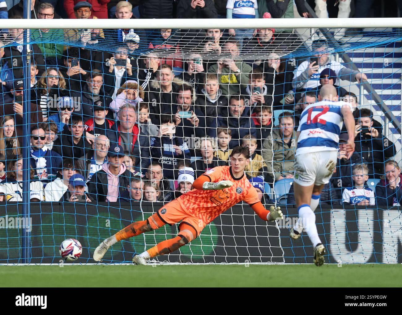 London, Großbritannien. März 2025. Michael Frey von der QPR erzielte beim Spiel der QPR gegen Sheffield United Sky Bet Championship im Kiyan Prince Foundation Stadium, London, mit 1:2, gegen Michael Cooper von Sheffield United. Der Bildnachweis sollte lauten: Paul Terry/Sportimage Credit: Sportimage Ltd/Alamy Live News Stockfoto