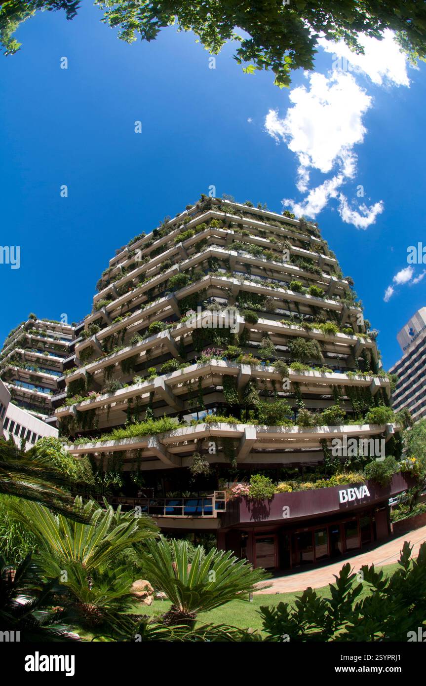 Das Gebäude Banca Catalana ist der Hauptsitz der Grupo Planeta in Barcelona, entworfen von Tous y Fargas in der Diagonal Avenue, Les Corts District, Spanien Stockfoto