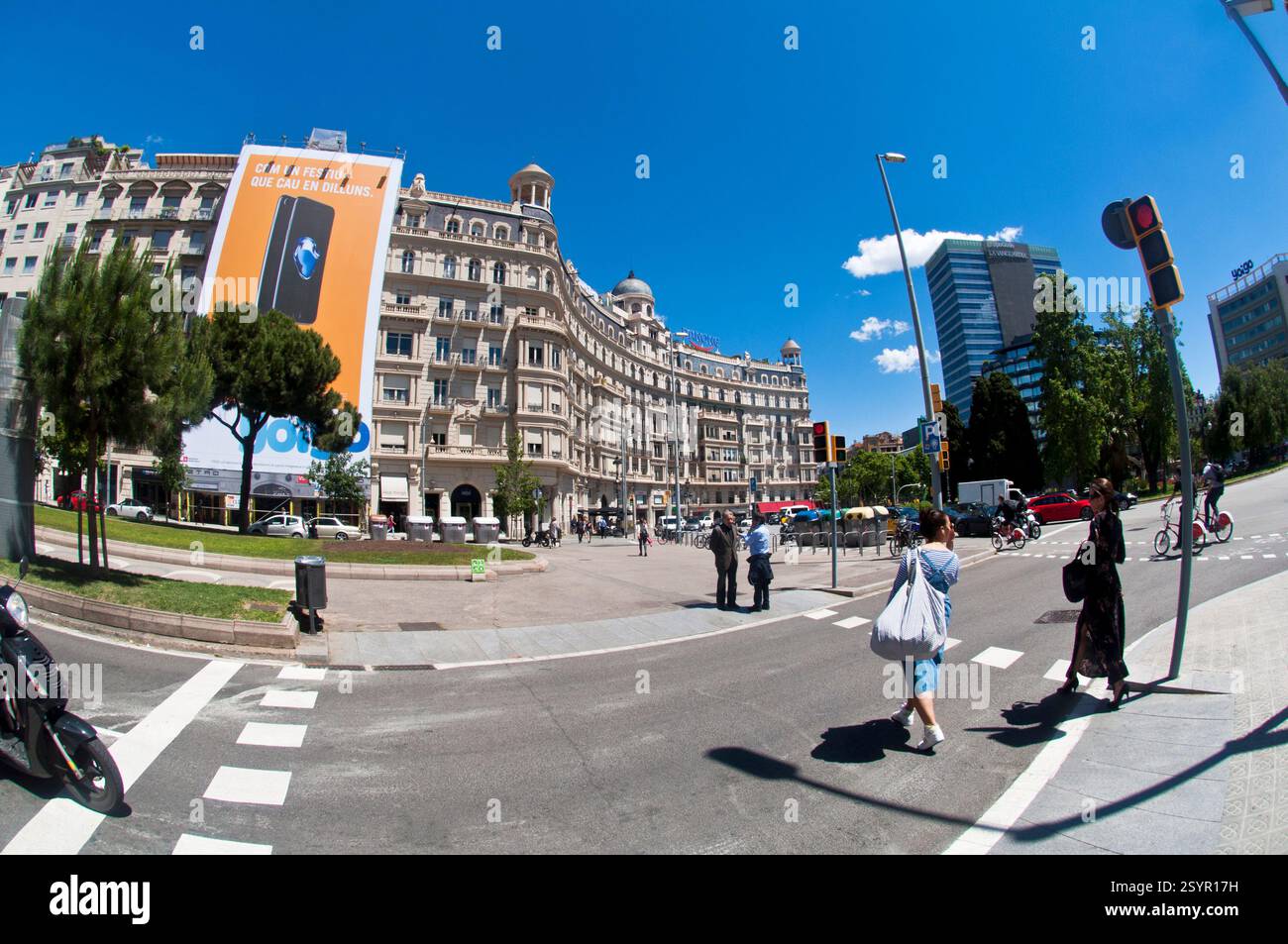 Diagonal Avenue und Francesc Macià Platz, eines der wohlhabendsten Wohn- und Geschäftsviertel in Barcelona, Spanien Stockfoto